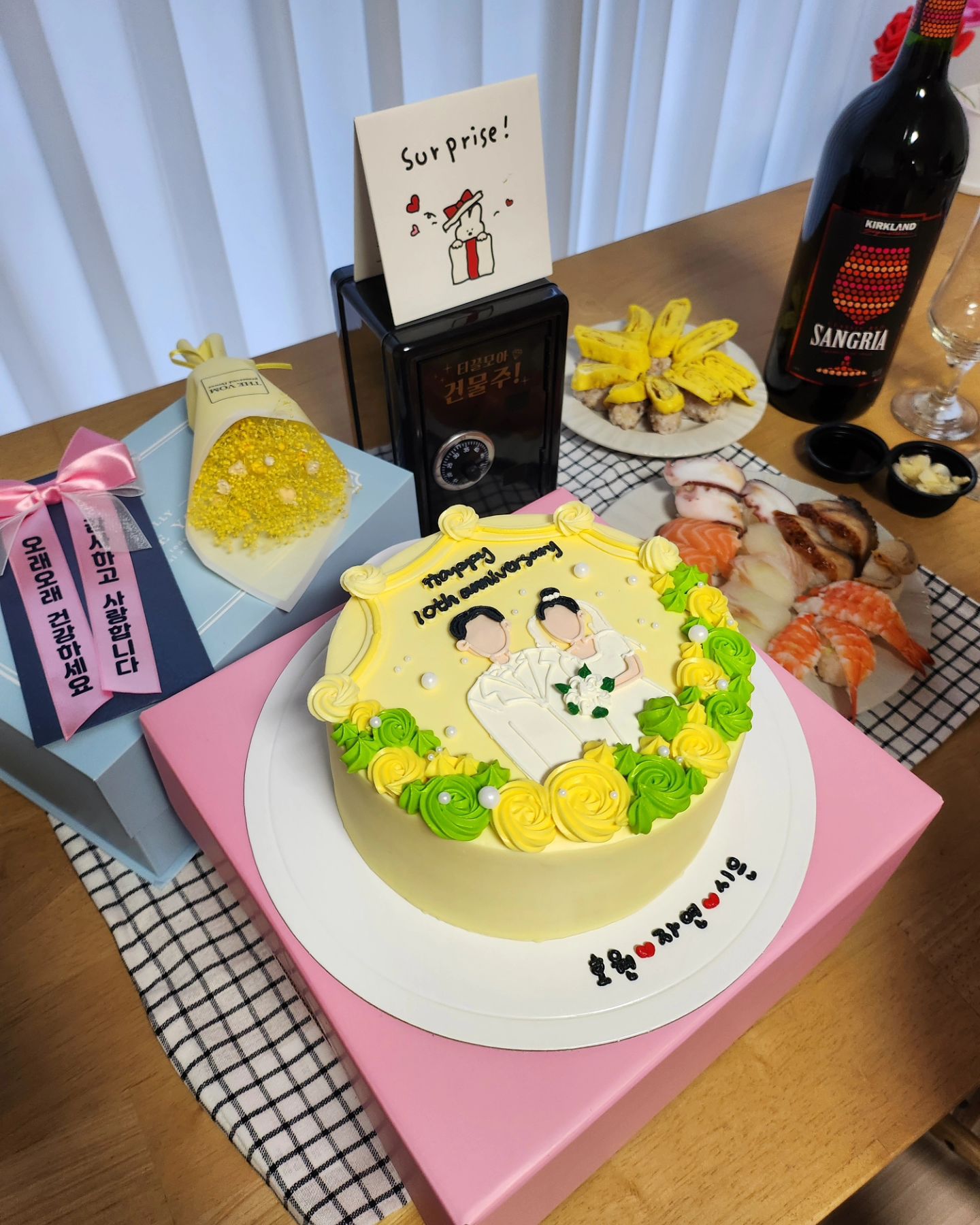 24.04.12 👫10주년결혼기념일🩷

10년전 그날의 기억이 영화처럼 지나갔다. 벚꽃야외결혼식을 꿈꿨으나 벚꽃은 하나도 피지않고 드레스 입고 덜덜 떨었던 야외의 기억🤭 
어느새 쪼꼬미가 9살이 되었고 휴가가 어려운 신랑덕에 비록 토욜퇴근 후라지만 큰맘먹고 5성급 호텔을 즐겨보았던 1박2일. 너무 좋았다👨‍👩‍👧

서로에게 이벤트하는 달달함이 남은 부부👫 고마워 서방💓

#결혼기념일 #10주년결혼기념일 #몰리케이크 #롯데호텔부산 #호텔수영장넘좋다리 #호캉스 #가족여행 #부산 #서면