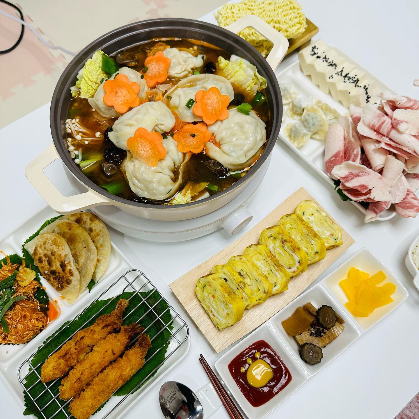 추운날은 뜨끈한 만두전골이 최고당 😋
⠀
칼칼한 만두전골에 차돌넣고
샤브샤브해먹으면 국물 끝장 👊🏻💛
⠀
전골에 새우튀김 납짝만두 계란말이 곁들여서
추운날 노곤노곤한 몸 녹여버리기 🔥😊
⠀
⠀
⠀
🥘 #만두전골
🦐 #새우튀김
🥟 #납짝만두
🥚 #계란말이
⠀
