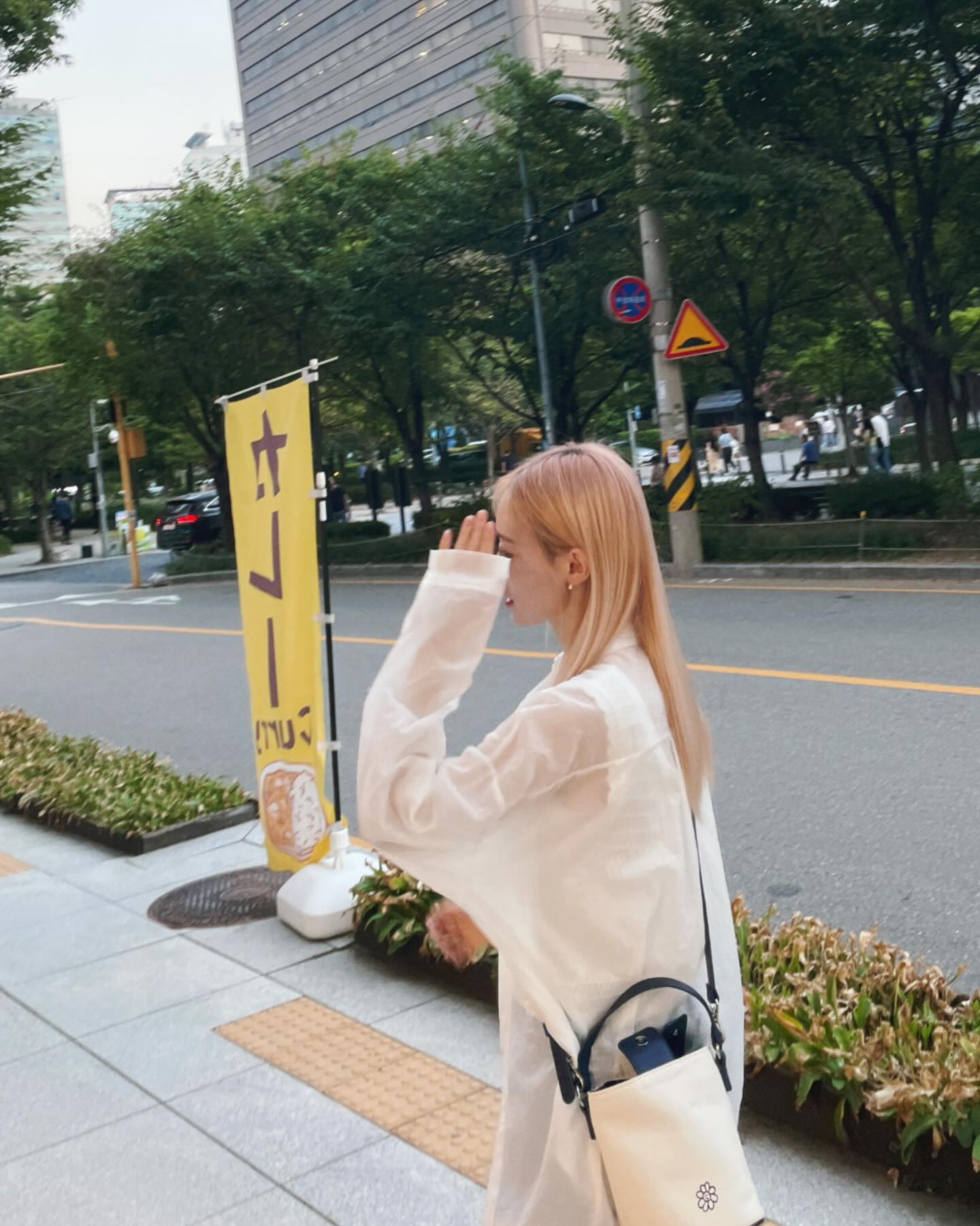 나 좀 느리게 걷는 걸 알잖아-🎵

정말 오랜만에 주희언니 만나서 카페 두 번,
쌓인 이야기들 나누면서 리프레쉬🌿

경의선 숲길 걷기 좋더라-

#데일리룩코디 #간절기코디 #시스루셔츠 #키작녀코디
#경의선숲길 #경의선숲길공원 #경의선숲길카페 #카페투어 
#베로커피 #카이막맛집 #카이막 #공덕카페
