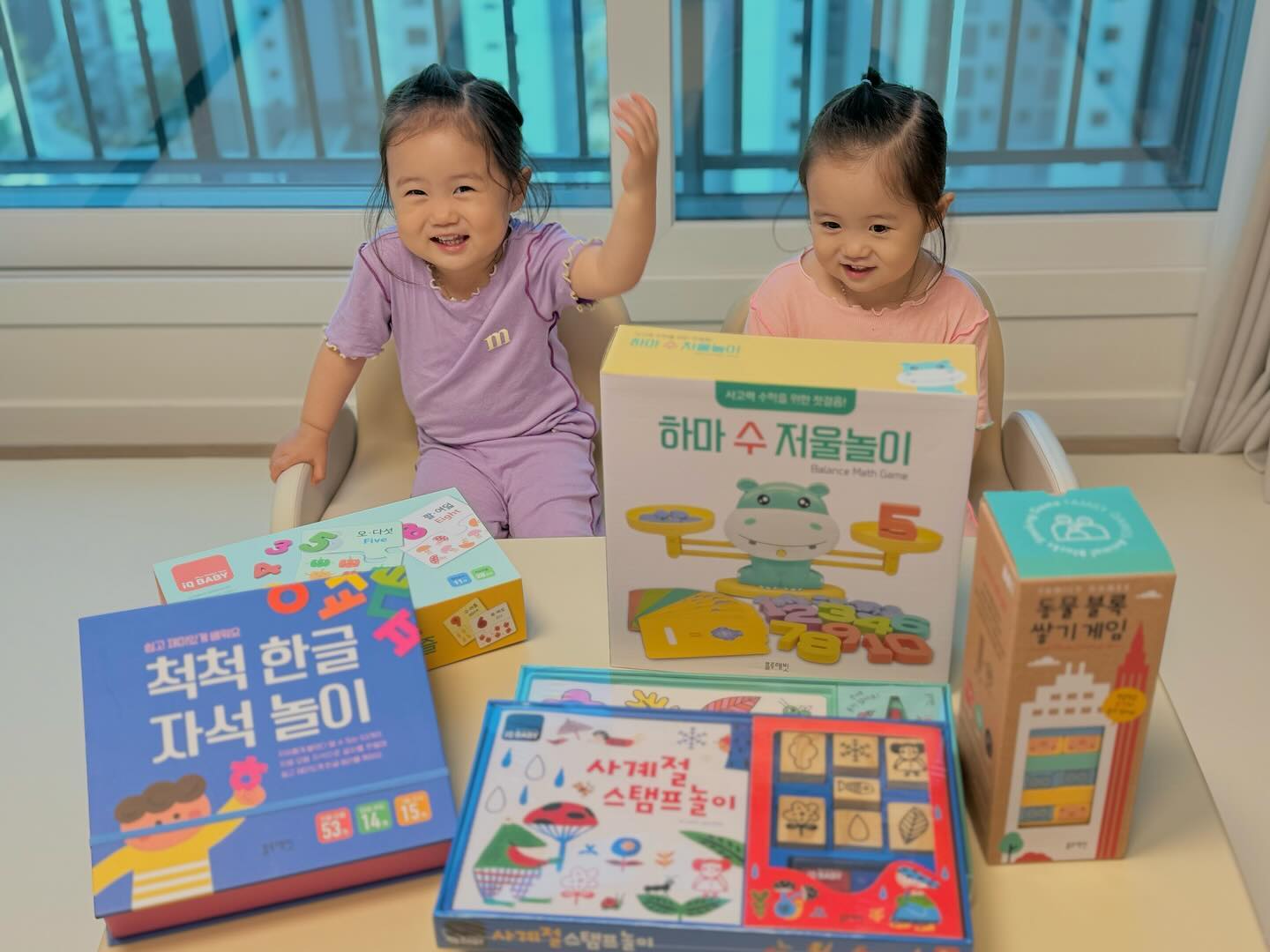 #제품제공 #블루래빗캥거루스쿨 🦘

직장 복직을 앞두고 아이들 교육은 어떻게 해줘야하나 
일과 육아를 병행할 생각에 문뜩 무섭고 걱정되었는데요.
아주 다행히 블루래빗 캥거루 스쿨 4기에 발탁되어 
아이들과 함께 있는 시간만큼은 
지루하지 않게 보낼 수 있게 됐어요❤️

사실 블루래빗 브랜드 제품은 영유아 시기부터 
#코야 #꼬꼬맘 #초점책 등 다양하게 사용했었고,
소전집과 #유아전집 두가지나 구매해 
유용하게 사용했었기에 더욱 믿음이 있었거든요😁

블루래빗 전집은 장난감과 그림책이 다양하게 구성되어 있어서 
"아직 우리 아이의 취향을 잘 모르겠다!"하시는 분들은 
저처럼 전집으로 구매해 보시면 우리 아이가 어떤 놀잇감과 
어떤 책을 좋아하는지 취향을 알아볼 수 있답니다🫶

📖 캥거루 스쿨 한글은 단어카드부터 자석 놀이, 의성어 의태어 그림책과 썼다 지웠다 그리며 놀 수 있는 책도 있어서 아이들이 놀면서 한글을 접할 수 있어요. 
🚂 캥거루 스쿨 수학도 퍼즐부터 저울 놀이 블록, 수학 동화까지 
다양한 구성의 놀잇감으로 자연스럽게 터득하고 이해할 수 있어요. 
🖍️ 유희둥이는 창의 영역을 정말 좋아해요. 
평소 색칠하는 걸 정말 좋아해서 그런지 알록달록 색칠하기 정말 좋아하더라고요! 

오늘도 캥거루 스쿨 덕분에 
유희둥이와 즐거운 놀이 시간 가졌네요 🙌❤️

✔️ 블루래빗으로부터 제품을 제공받았으며, 솔직하게 작성한 후기입니다

#블루래빗 #캥거루스쿨 #유아교구 #블루래빗첫토이북 #블루래빗아이큐베이비 #아기책 #동화책 #팝업북

|

​​​⭐️ 자세한후기 블로그에 있어요 
🏷️ Thanks to bluerabbit_official_korea