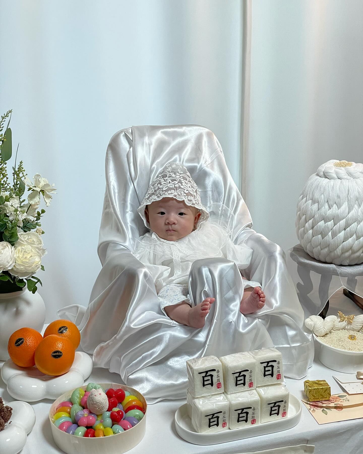 너무 긔여워…. 남들 눈엔 똑같은 사진 백만장…
도희야 나중에 커서 100일 반지로 엄빠랑 같이 술 사먹자 ^0^ 울 엄마아빠한텐 비밀~~