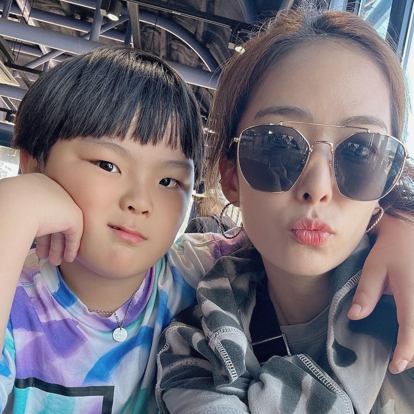 ⠀
⠀
꼬마남친 롯데월드 데려가드림😃

둘이서 놀이공원도 처음인데

요즘 일하느라 신경도 못써주고 해서 미안했는데

너무 재미있어하고 좋아해서 좋구낭

엄마가 열심히 벌어서 좋은거 다 해줄께!🩵