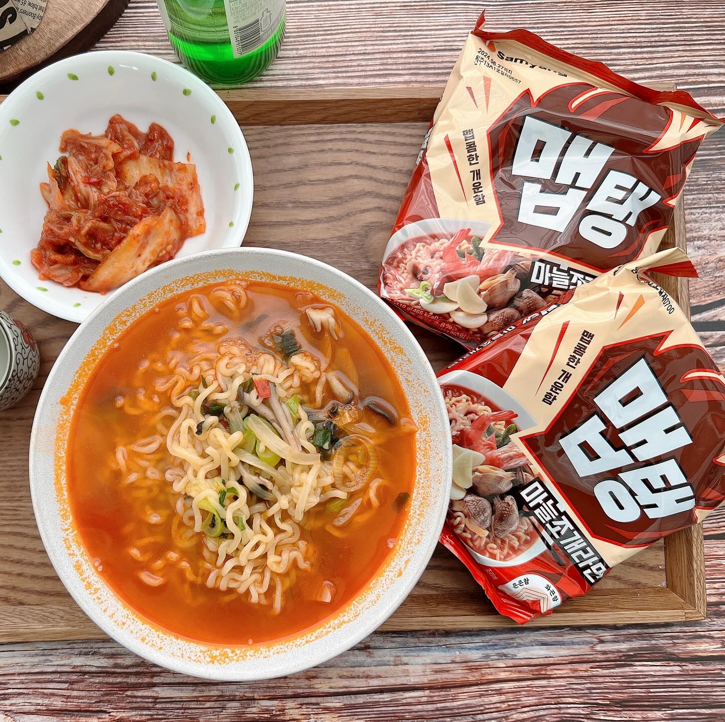 #협찬 #맵탱마늘조개라면

속 시원하고 개운한 매운맛을 원하는 분들이라면 #맵탱라면 만나보세요
그중에서 맵탱마늘조개라면 바지락과 홍합의 시원한 국물맛에 새우와 오징어의 해물 풍미와 감칠맛을 더하고 마늘의 알싸함 매콤함까지!

술 먹고 다음날 해장할때 먹어도 좋고 술과 함께 얼큰한 국물대용으로 먹어도 좋은 알싸한 매운맛의 라면이에요

칼칼하면서 마늘의 알싸한 매운맛으로 한국인들이 좋아하는 시원한 매운맛을 느낄 수 있어요. 면을 넣고 끓였을때 먹었을때와 국물에 밥을 말아 먹었으때 맛이 다른데 밥을 말아 먹으면 2가지 맛으로 즐길 수 있어요

시원하고 칼칼한 매운맛의 국물이 생각날때 맵탱 해야겠어요!
다른 맵탱라면들도 있어서 저도 먹어봐야겠어요
먹어보고 완전 반해머린 시원한 매콤한맛을 즐길 수 있어요!!!

samyangfoods
#삼양식품 #맵탱 #마늘조개라면 #맵탱마늘조개라면 #라면 #면스타그램 #해장 #해장템 #해장라면 #맛있다 #맛있다그램 #먹스타그램 #냠냠 #시원한라면 #매콤한라면 #밥말아먹기좋은라면