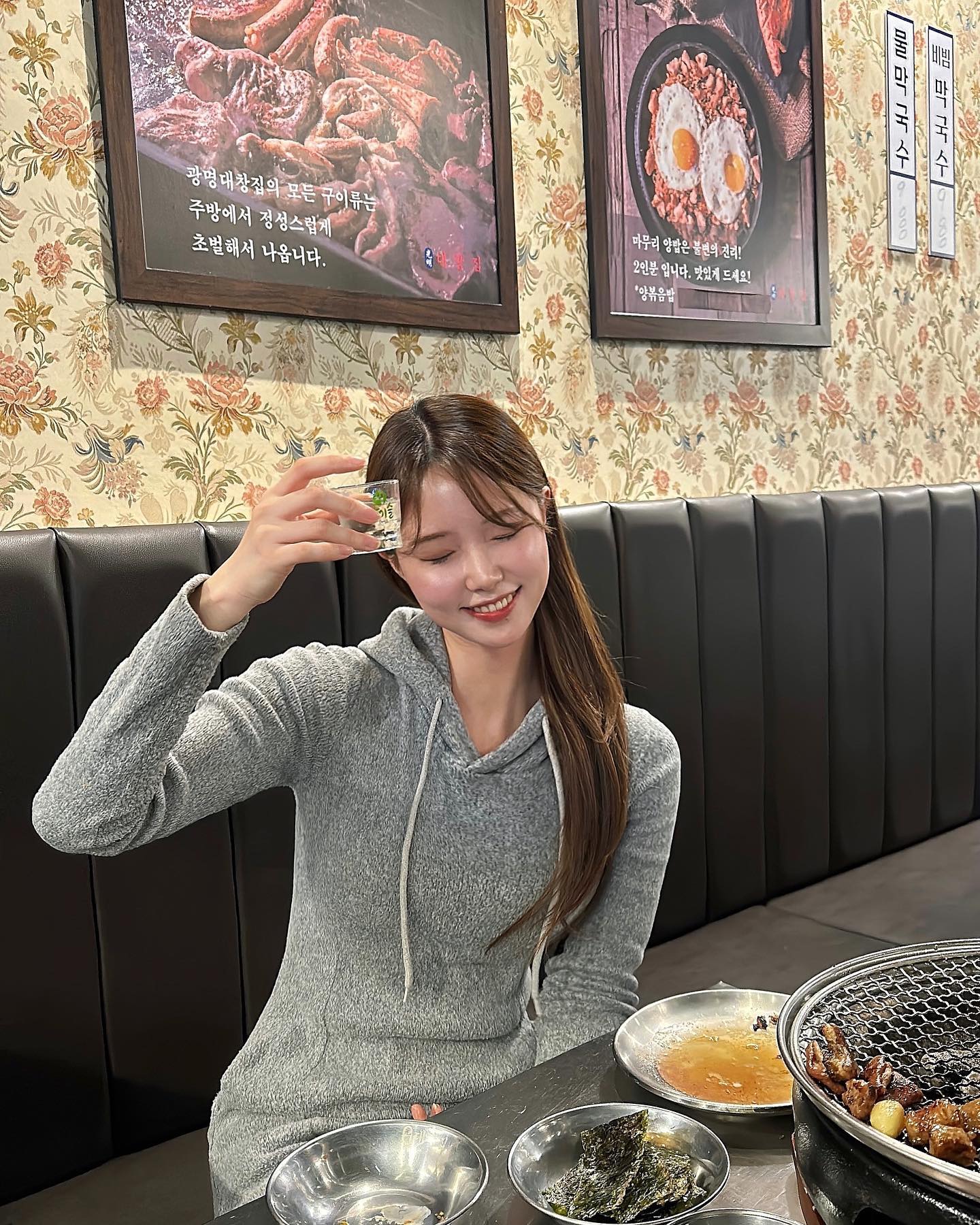 오늘은 쏘주 땡기는날👉🏻👈🏻
내장러버들 꼭 가야하는 둔산동‘광명대창집’다녀왔어요,,🧡
⠀
염통부터 특양/곱창/막창/대창을 한번에 맛볼 수 있는 모듬구이 시켜먹었어요!! 참숯직화 방식으로 직원분이 처음부터 끝까지 맛있게 구워주시고 부위별로 맛있게 먹는법도 친절하게 설명해주셔서 마치 오마카세온듯?한 느낌을 받으며 먹을수있어요ㅎㅎ(이런 고깃집 처음이야,,❣️)

김에다가 곱창넣고 와사비랑 부추까지 싸서 먹는게 여기 시그니처인데 완전 맛도리였어요🤤 그리고 막국수랑 곱창전골까지 사이드메뉴도 하나같이 다맛있더라구요! 내장 좋아하시면 꼭 가보시길 추천드려요‼️