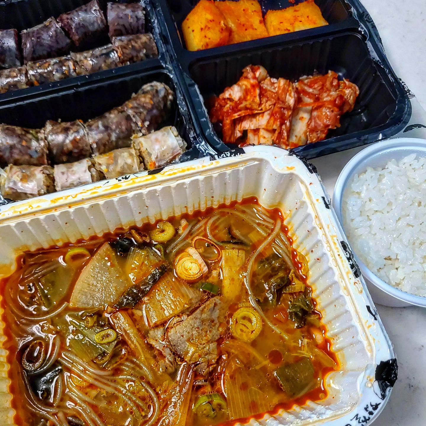 #신의주찹쌀순대 
배달시켜먹기😃

엊그제 몸이 안좋아서 
뜨끈하게 국밥이 먹고싶더라구요..
그래서 생각난 신의주,,

#우거지소고기국밥 
순대국 다음으로 저의 최애메뉴에요
국물도 진하고 푸짐한 내용물이
(당면, 우거지, 소고기, 무) 
가득 들어있어요 🥹
밥 말아주고 야무지게 한술
떠먹으면 속까지 따뜻해지는게
너무 든든해요🥰

#맛보기순대
4종류의 순대가 오기때문에
종류별로 먹어볼 수 있어
좋아요ㅎㅎ

#감일맛집 #신의주순대국 
#신의주국밥 #시니주
