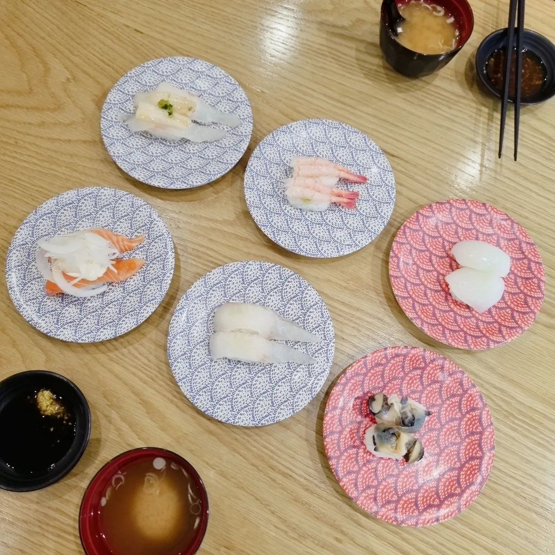 #협찬 #스시다이찌 sushi_daicci
.
스시 다이찌~♡
.
오랜만에 들른 회전초밥집!!
.
초밥 재료도 엄청 신선하고
.
종류도 다양해서
.
뭘 먹을 지 행복한 고민을 하게 만드는 곳!!
.
초밥, 튀김, 라멘 모두 다 맛있고
.
로봇, 기차가 주문한 메뉴를 가져다 줘서
.
입호강, 눈호강 했네요~ ㅎㅎ
.
매장도 크고 깔끔깔끔~
.
배터지게 잘 먹고 갑니당~♡
.
0507-1420-3302
.
경기 의정부시 용현동 268-3 2층
.
#용현동초밥 #송산역맛집 #의정부회전초밥 #의정부스시 #용현동맛집 #용현동스시 #의정부스시 #의정부초밥 #의정부맛집 #의정부맛집추천 #의정부일식 #용현동일식 #송산역스시 #송산역맛집추천