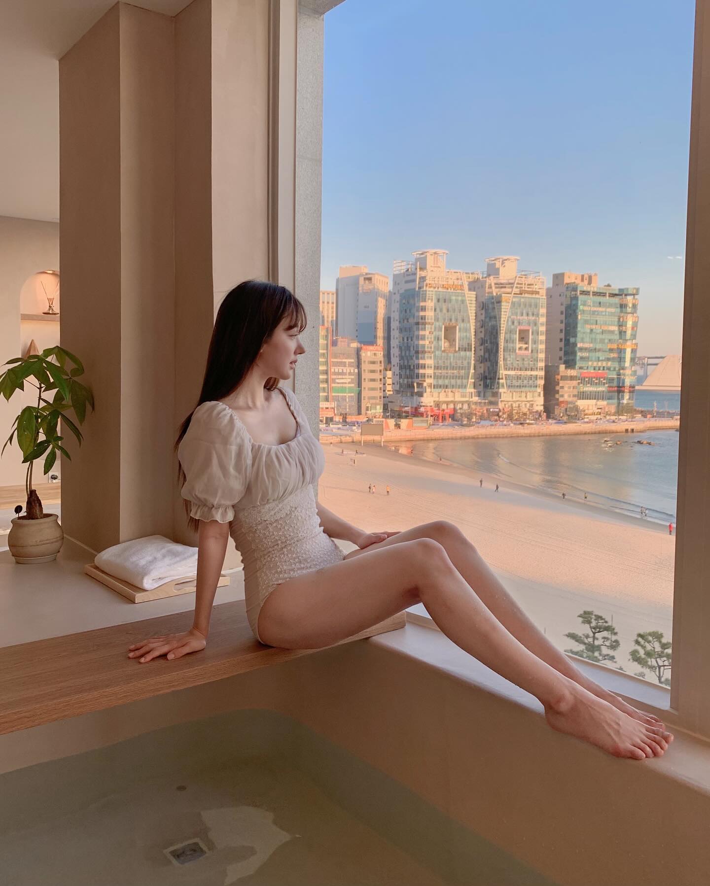 #숙소제공 사방으로 보이는 #광안대교뷰 환상적✨
하루종일 물멍때리고 #프레이야 신상촬영도 하구왔어요 🌊
마지막 사진 너무 숭하다고 엄마한테 등짝맞음 마미손..🥹

부산에 이렇게 예쁜 풀빌라가 있는지 첨 알았어요 🌉🫶🏻
힐링도 좋구, 30평대로 화각이 넓고 포토스팟이 워낙 많아서 #쇼핑몰촬영 이나 사진작가님들 촬영장소로도 추천 드려요! 

인생샷이 넘 많아서 블로그도 작성했는데 저희 이웃해요 🤭
➡️ https://m.blog.naver.com/dmswn6848

#광안어썸 #부산숙소 #부산핫플 #부산여행 #부산펜션 #광안리숙소 #오션뷰펜션