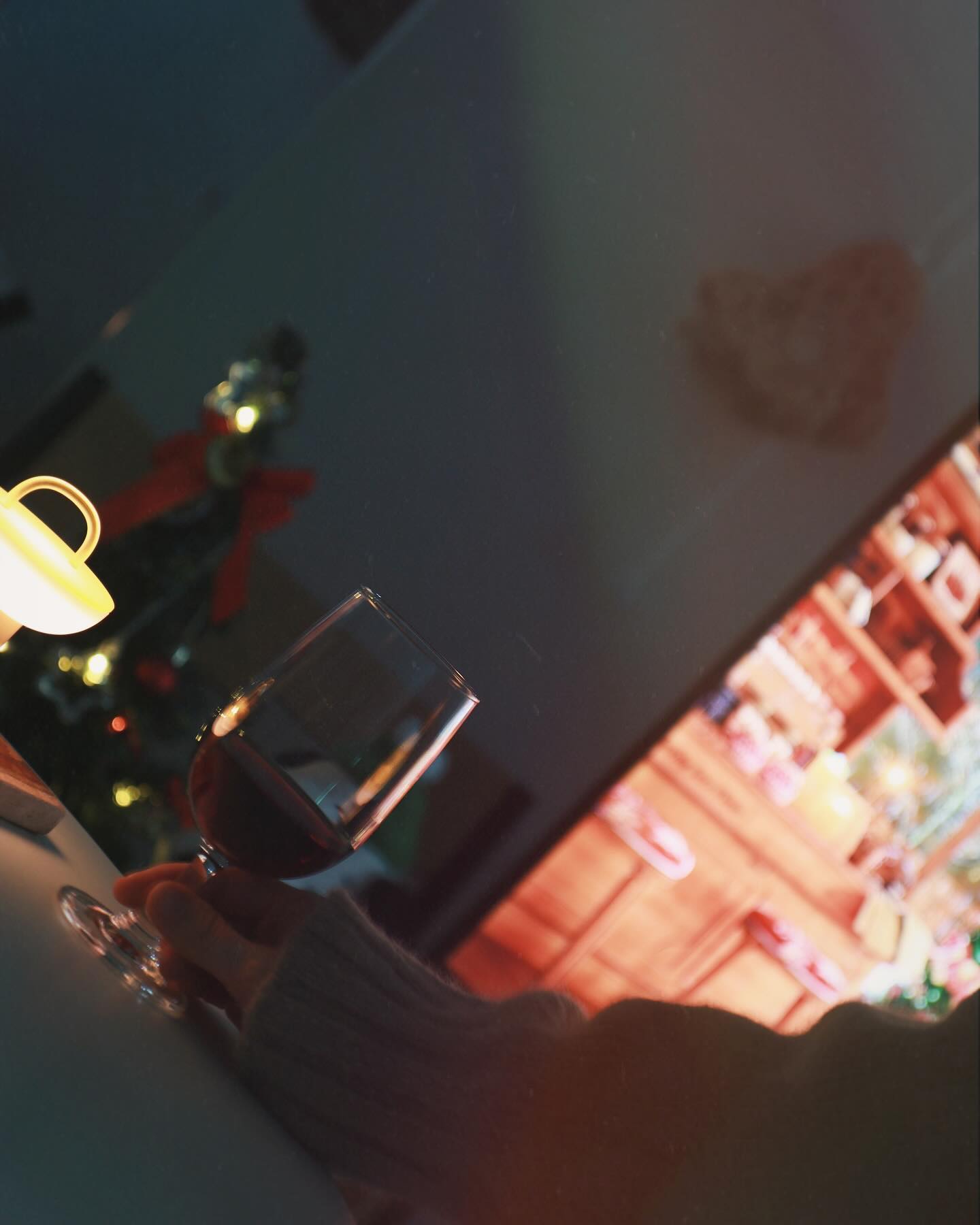 #협찬 포근한 연말 보내세요 :) 🍷

쉽게 뚝딱 분위기 만들기
#레드와인 만한게 없죠!!

지난 크리스마스때 #여포와인농장 의 #여포의꿈 과
함께 했는제 아주 그냥 기분좋아 맛좋아 였어요

술을 잘 못마시는 저인데요
텁텁함 없이 깔끔하고 부드럽게
은은한 향과 맛이 정말 매력적이어서
연말 홈파티에도 함께 하려구요

함께 하실 파티원 구합니다! 캬캬✨🫶

#레드와인추천 #와인 #와인추천 #연말모임
#연말파티 #크리스마스 #홈파티 #생일선물
#와인선물 #와인스타그램 #와인모임 #와인러버
#한국와인 #전통주 #영동와인 
#여포와인 #여포와인농장 #소비뇽블랑
