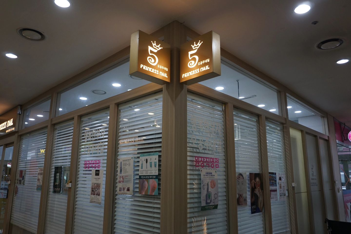 도곡역3번출구 그랑프리상가1층 위치한 #오공주네일 #강남 에서 이미 #네일 #패디 잘하기로 소문 난곳 #네일아티스트 양성에도 힘쓰시고 저는 #발톱무좀 치료로 수년간 다는곳이랍니다.이미 입소문도 자자한곳이라 굳이 짜란다짜란다~~얘기하지않아도 나 네일 패디좀해~하는분들은 원장님 솜씨 다알쥬
#발톱무좀 #발톱교정 #내향성발톱 치료가필요한분들은 무조건 오공주네일 가세요 수십년경력의  원장님이직접해주시니 안심또 안심입니다♡♡♡♡