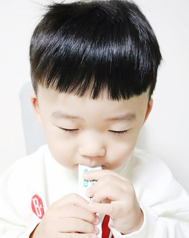 #협찬

어이들 성장발달에 꼭 필요한 칼슘을 건강하게 섭취하기 좋은 연세키즈텐 칼슘업 사과맛!

탱글탱글 맛있는 푸딩젤리로 아직 어린 아이들도 맛있게 먹기 좋은 칼슘비타민 젤리에요.

새콤달콤 맛있는 사과맛으로 푸딩처럼 탱글탱글 부드러운 식감이 매력적인 칼슘젤리로 아이들 성장발달에 건강하고 맛있게 도움을 주는 칼슘비타민이랍니다.

어린이칼슘 고민되시면 탱글탱글 맛있고 부드러운 키즈텐 칼슘업 사과맛 겟해보세요!

#어린이칼슘 #구연산칼슘 #칼슘젤리 #키즈텐 #키즈텐칼슘업