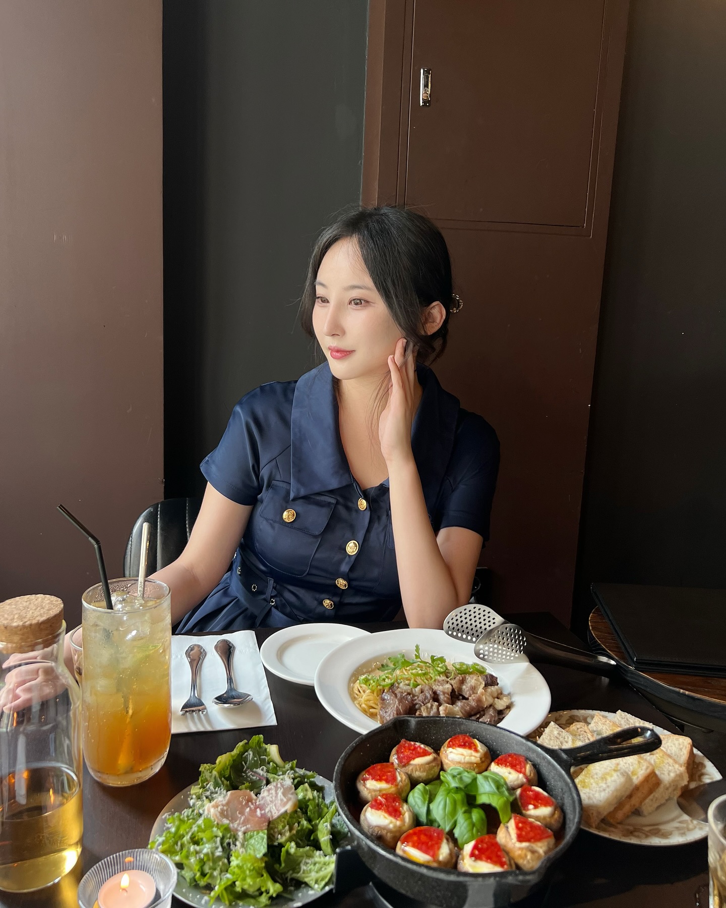 분명히 낮데이트였는데 
밤새고간 점심데이트 🫠🌿🌳
그래두 넘 힐링되자너,,,, 
양송이타파스 차돌박이 된장파스타 완전 취저🤩🤩 
낮밤좀 바껴서 낮데이트 많이하고싶다,,,
더워서 녹아내리려나 💦

alley_nine 
#송리단길파스타 #송리단길양식 #송리단길맛집 #잠실맛집 #석촌호수맛집 #앨리나인 #석촌앨리나인