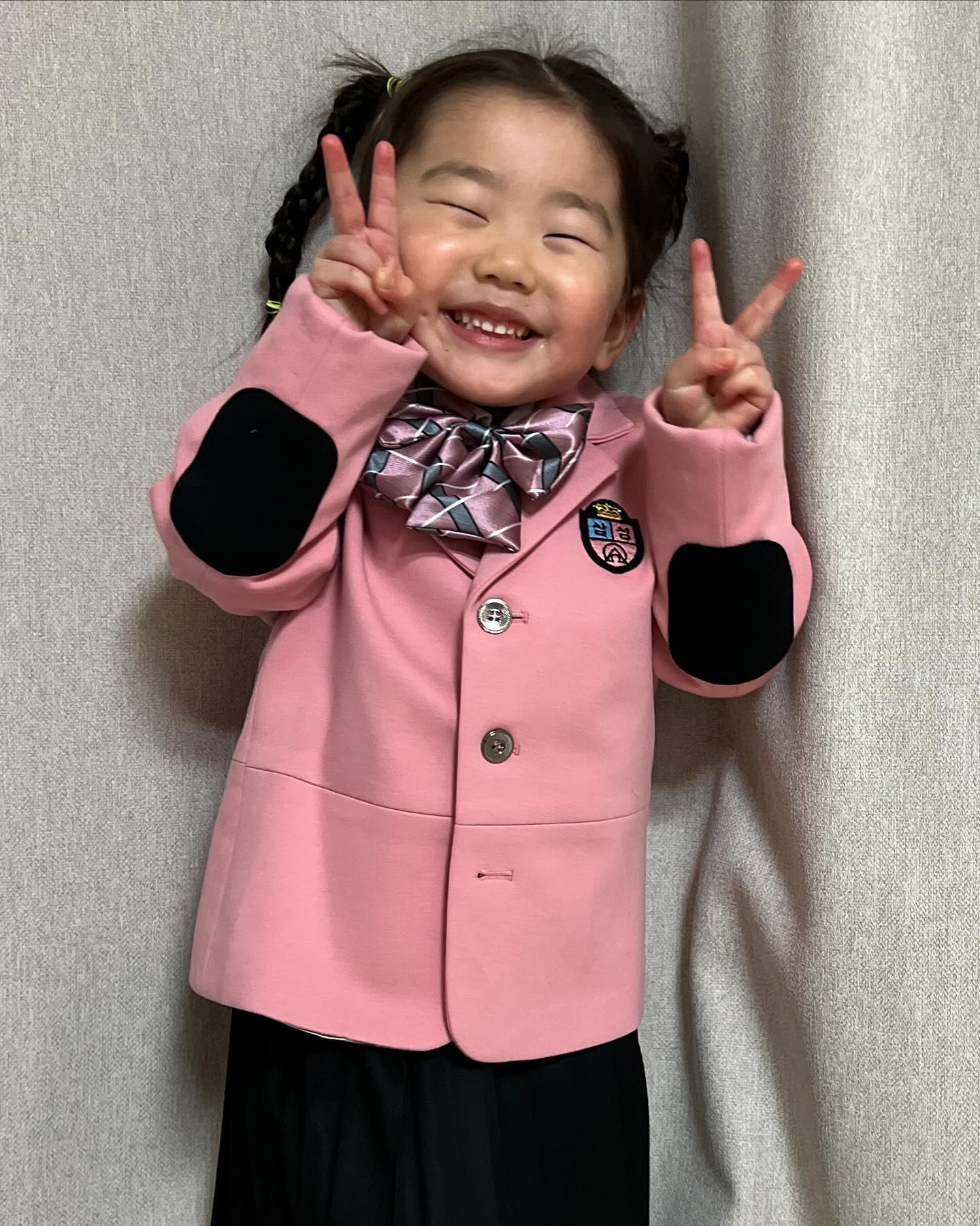 어쩌면 
채희를 위한 
원복일지도 
모른단생각🤩

이쁘다 이뻐!

#유치원원복
#사진찍을땐브이✌🏻️ 
#육아기록
#케이영