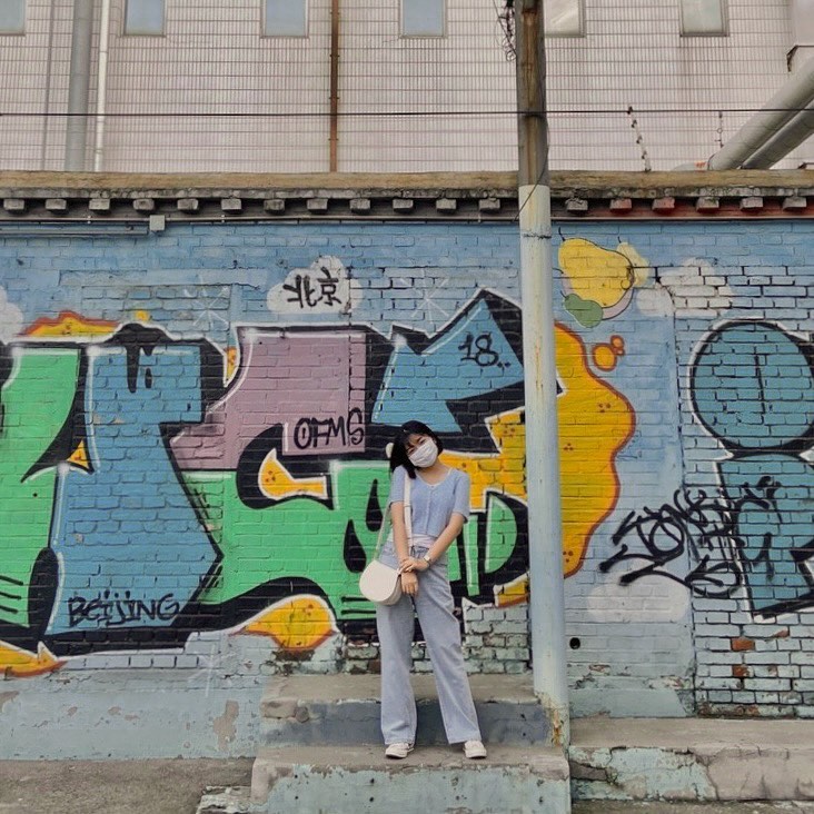 #돌고도라_북경
베이징에서 꼭 가봐야하는 여행지! 798예술구🎨

날씨 좋은날 관광하기 좋은 곳으로 각종 예술품과 공예품을 구경하고 전시도 관람할 수 있는 곳이에요:)

예술구 안에는 예쁜 카페도 있고 식당도 있고 사진 찍을 곳도 많아서 넉넉잡고 4-5시간 구경한다고 생각하시면 좋아요! 전통적인 북경 느낌과는 다르게 유럽식 건물들이 많아서 여행중에 또 여행을 하는 기분이랍니다◜◡◝ 

추천하는 카페는 choc-a-lot이라고 스콘이 유명한 곳인데, 가게에 앉을 자리가 없어서 테이크아웃을 해야한다는 점 빼고는 다 완벽! 수플레팬케이크집도 예쁘기로 유명하지만 제 타입의 카페는 아니었어요🥹식당은 예술구 입구에 위치한 那家小馆(나지아시아오관) 추천드려요! 새우 요리가 정말 맛있고 엄청 넓구 분위기도 좋답니다🫧

📍798艺术区
📍那家小馆 
朝阳区酒仙桥北路2号北京798艺术区北2门旁
📍Choc-a-lot
朝阳区797路乐活新青年社区旁边

#798예술구 #북경맛집 #북경카페 #북경 #북경여행 #베이징여행 #스콘 #전시 #여행 #여행스타그램 #여행계정