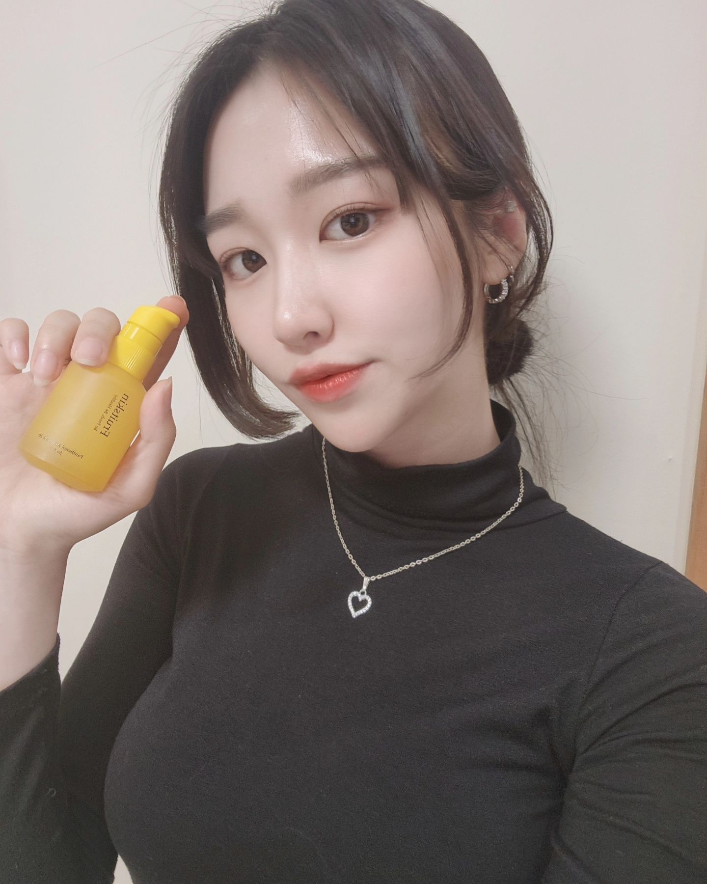 #협찬 푸룻스킨 비건 판테놀 앰플 20 사용후기🍊

이제는 다들 아실 것 같은 비건뷰티 맛집 프룻스킨💛
이젠 좋다고 말하는것두 넘 당연한 말이라 내입만 아픔ㅋㅋ

비건 판테놀 앰플 20은 판테놀 200,000PPM 고함량 함유, 
임상테스트에서 제품 도포 후 48시간 후 손상된 피부 장벽 2배이상 강화, 
피부 붉어짐 76% 완화 측정 완료, 
민감한 피부를 진정시키고 보호하는 피토유래의 특허 성문 더마-클레라™ 함유로 성분과 피부진정효과도 좋고
투명해보이고 점도낮은 제형으로 수분감이 가득 느껴진답니다🫠

✓ fruitskin_ #푸룻스킨 #fruitskin #비건화장품 #저자극화장품 #민감성피부