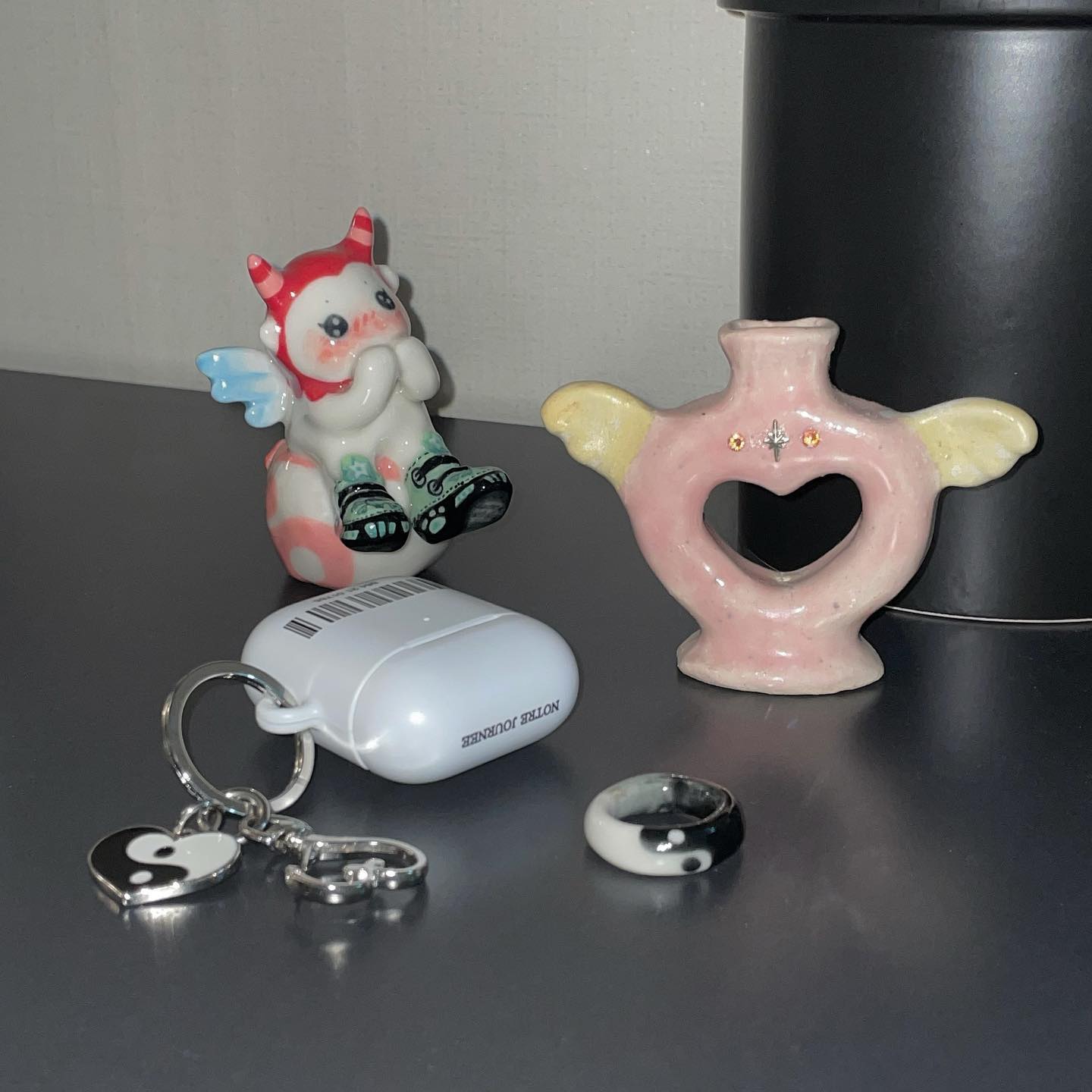#제품제공 
New AirPods Case🫧🤍
처음 써보는 든든한 하드케이스🤓
모노톤의 차분한 브랜드 이미지가 취향저격,, 키링 고리도 있어서 진짜루 너무 좋댜,,,

🫶🏻thx notrejournee_