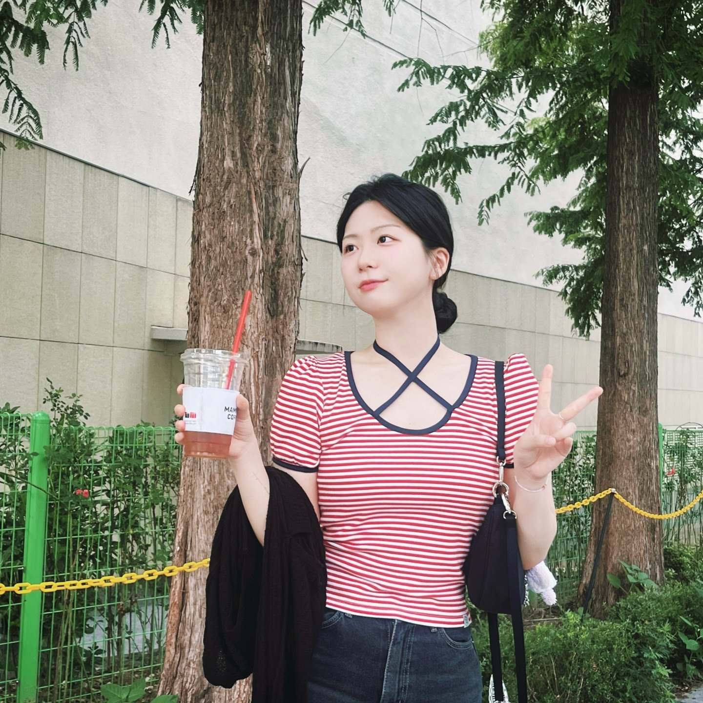 #협찬 #마스언에브릴 mars_en_avril_official 

여름에 시원하게 #코디하기좋은 스트라이프 티♥️
탄탄한 #소재 와 #퀄리티 좋은 원단,
넥 부분 #포인트 끈으로 #다양한연출 가능🏖️

#바캉스룩 으로도 여름 포인트 룩으로도 찰떡 
옷이 강렬해서 내 얼굴이 흐리멍텅 해보이는건 안비밀🙄
.
.
.
#marsenavril #luckyourself #ootd #나만알고싶은디자이너브랜드 #행운을입어요 #스타일메이트

stylemate_official