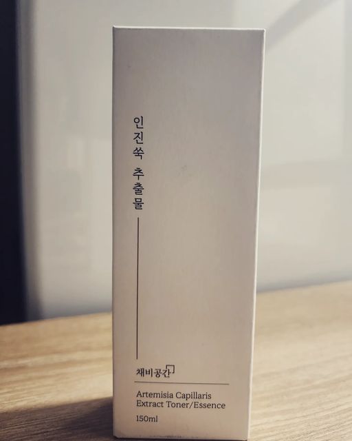 박소윤 on Instagram: "➡제품 리뷰

#인진쑥토너 #비건토너 #채비공간토너 #저자극화장품 #채비공간 #인진쑥추출물 #정돈토너 #맞춤형토너 #내피부에맞춰쓰는선택형화장품 #화장품추천 #비건토너추천 #채비공간인진쑥추출물토너 #합성첨가물제로 #산뜻한토너추천 #토너추천템 #바로흡수되는"