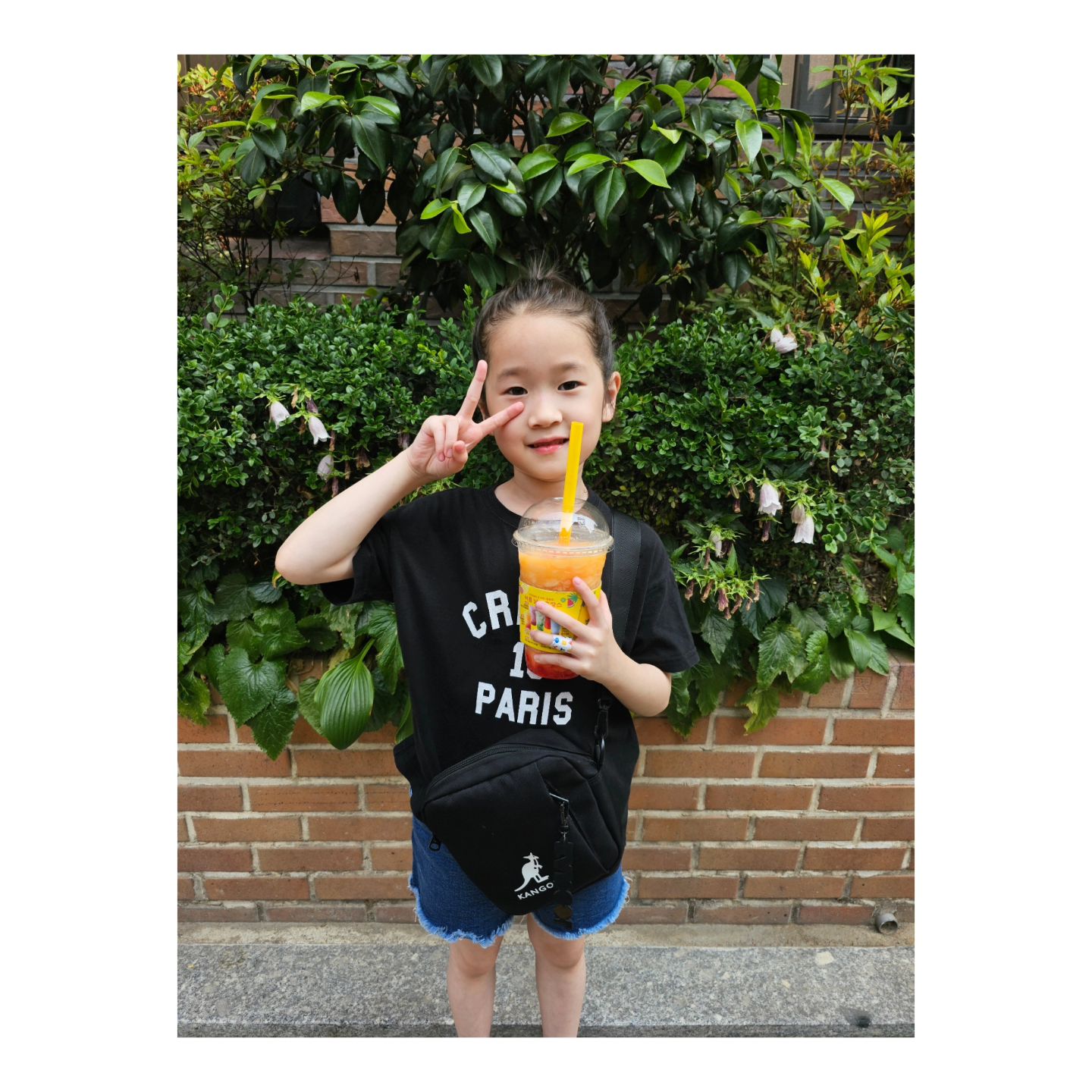 우리집 2호♥︎

#지민이일상⁣
⠀⁣
⠀⁣
몇일전 학원이 일찍 끝나 

지민이랑 같이 
마트도 가고 다이소도 가고 
맛있는 음료까지 사줬더니  행복한 지민이!!!

짧은 시간이였는데...
행복해하는 모습을 보니 ... 뭔가 짠하네!!

언니한테 치이고
동생한테 치이고

ㅠㅡㅠ

⠀⁣

#8살딸 
#지민스타그램 ⁣

#지난사진
#잠깐이지만행복했다
#다음에또시간보내자

#짠한둘째
#둘째의삶

#엄만첫째라둘째의설움을몰랐어
⁣
♥︎