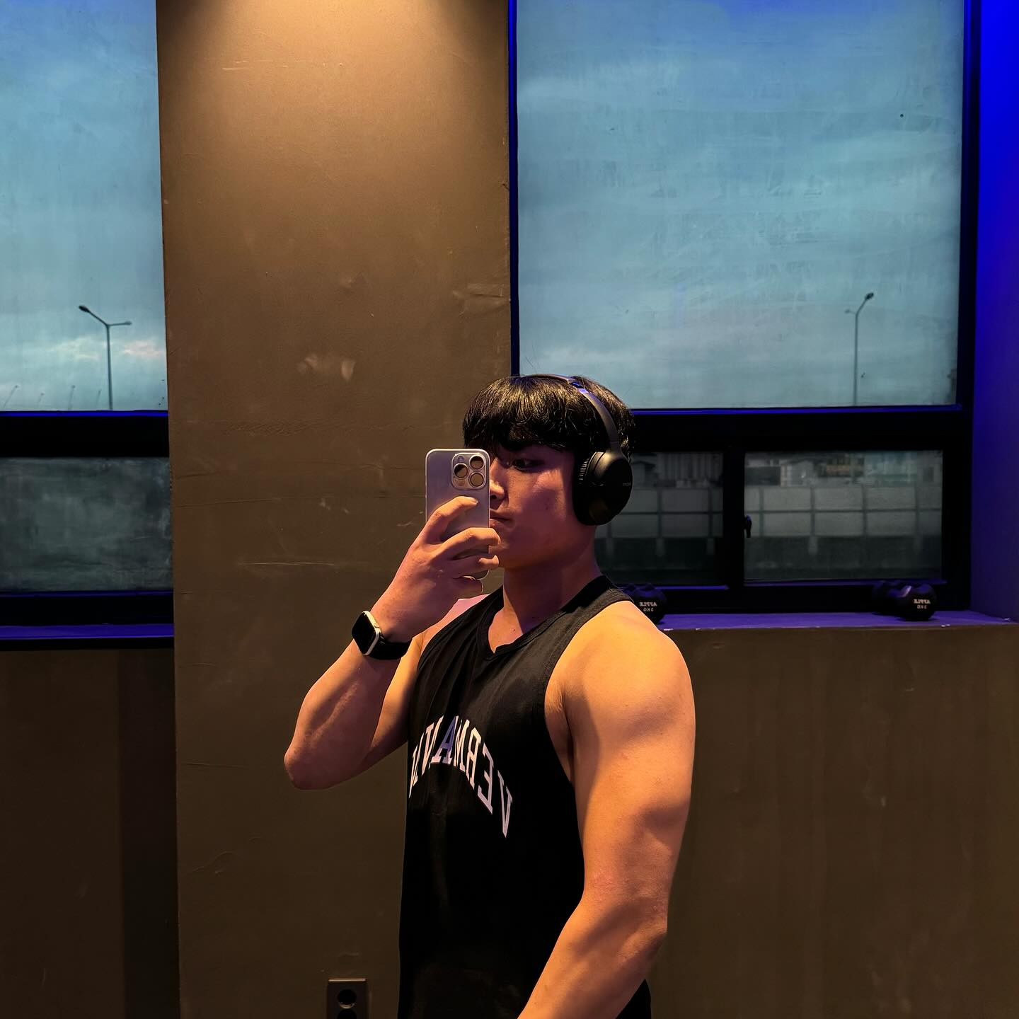오늘은 후면사슬 운동 1시간만에 후딱 끝냈습니다!

수업 끝나고 바로 헬스장 갔다가... 지금은 알바 가는중인데 
피곤하네요,,, 급하게 운동하니까 사진만 봐도 힘들어 보이네요 
ㅋㅋㅋㅋㅋ 눈이 급 작아졌어요...😭😭

영상 첫번째 180 . 두번째 185 입니다 허리가 좀 개입했네요😭

아쉽다... 

저는 이제 2차 유산소 알바 하러 가겠습니다👍🏻💯 

오늘도 다들 고생하셨어요