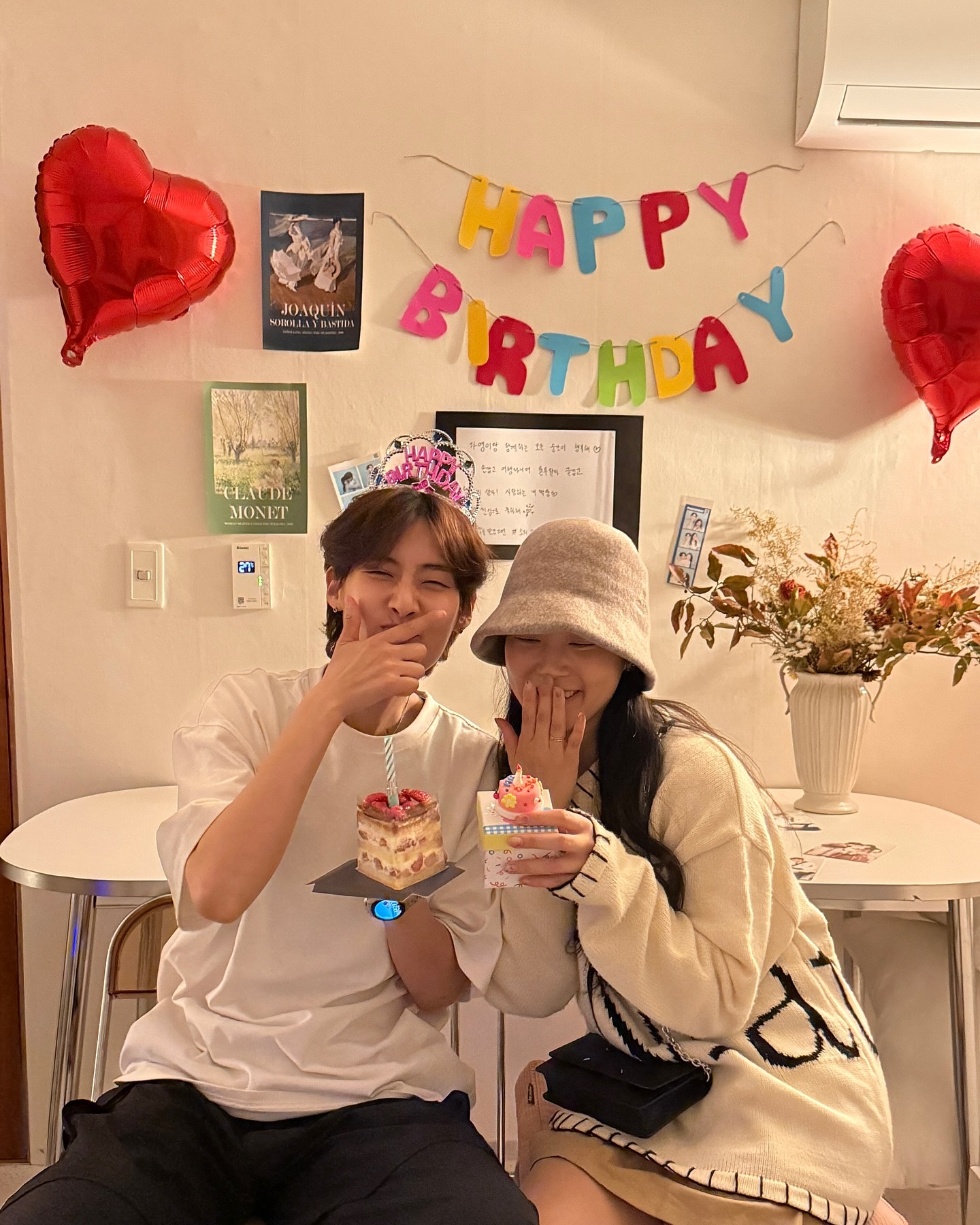 돌아온 11월 벌쓰데이걸💘

한 달 내내 내 생일파티로 꽉꽉 채워도 모자란 내가,,
학교와 회사와 육아를 병행하며 죽어나가는 중 🥹
내년에는 제발 졸업해야지.. 중간고사도 너무 힘들었고
개인적으로 건강에 무리도 좀 있어 몸도 너무 안 좋아서
계속 병원다니고 울고 수액 맞고 출근하고 겨우 지냈는데
옆에서 묵묵히 예민해진 나 받아주고 안아준 민서 덕분에
잘 버텨낼 수 있었고 바쁜 와중에도 이렇게 깜찍하게 또
두번째 서프라이즈 준비해줘서 더욱 행복했다 진짜루😘
친구들에게 받은 사랑이 너무 과분해서 내 마음 약소하지만
평생 보답하고 갚으면서 감사하는 마음으로 살게요 알라뷰!