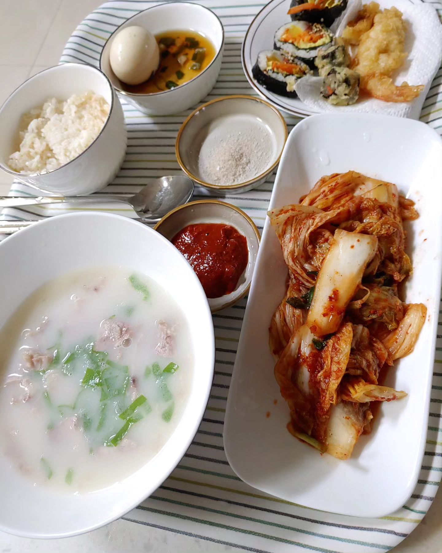 #협찬
주부로서 매일같이 밥을 차리다보면
김치만큼은 맛깔스럽게 올리고 싶거든요!
국밥 좋아하는 울 남푠♥이 엄지척 하는
진짜 맛있는 #맛바른김치 먹어보니
진짜 이집 #겉절이 강츄에요👍
ㆍ
25년 경력의 김치 노하우가 담겼고,
국내산 재료로 위생적으로 만들어
믿고 먹을 수 있답니다~
주문 즉시 바로 만들어 배송하는 곳이고,
위생적인 페트 패키지로 담겨져있어
편리하고 깨끗하게 보관할 수 있어요
ㆍ
어쩜 이리 간도 잘 맞구, 국밥 고기랑
순대에 척 걸쳐 먹으니 감칠맛이 폭발하는지
중독성 강한 김치네요😍🤩🙏
숨쉬는 뚜껑이 발효를 시켜주면서도
김치 국물이 새지 않도록 해주니 든든해요!
ㆍ
집에서 갓 담근 #김치 남도김치 찾는 분,
맛깔나게 담근 #국산김치 #전라도배추김치
찾는 분들께 강츄드릴게요
👉 thetastebareun_kimchi
ㆍ
#배추겉절이 #겉절이김치 #김치겉절이
#배추겉절이김치 #배추김치겉절이
#겉절이배추 #배추김치추천 #김치맛집
