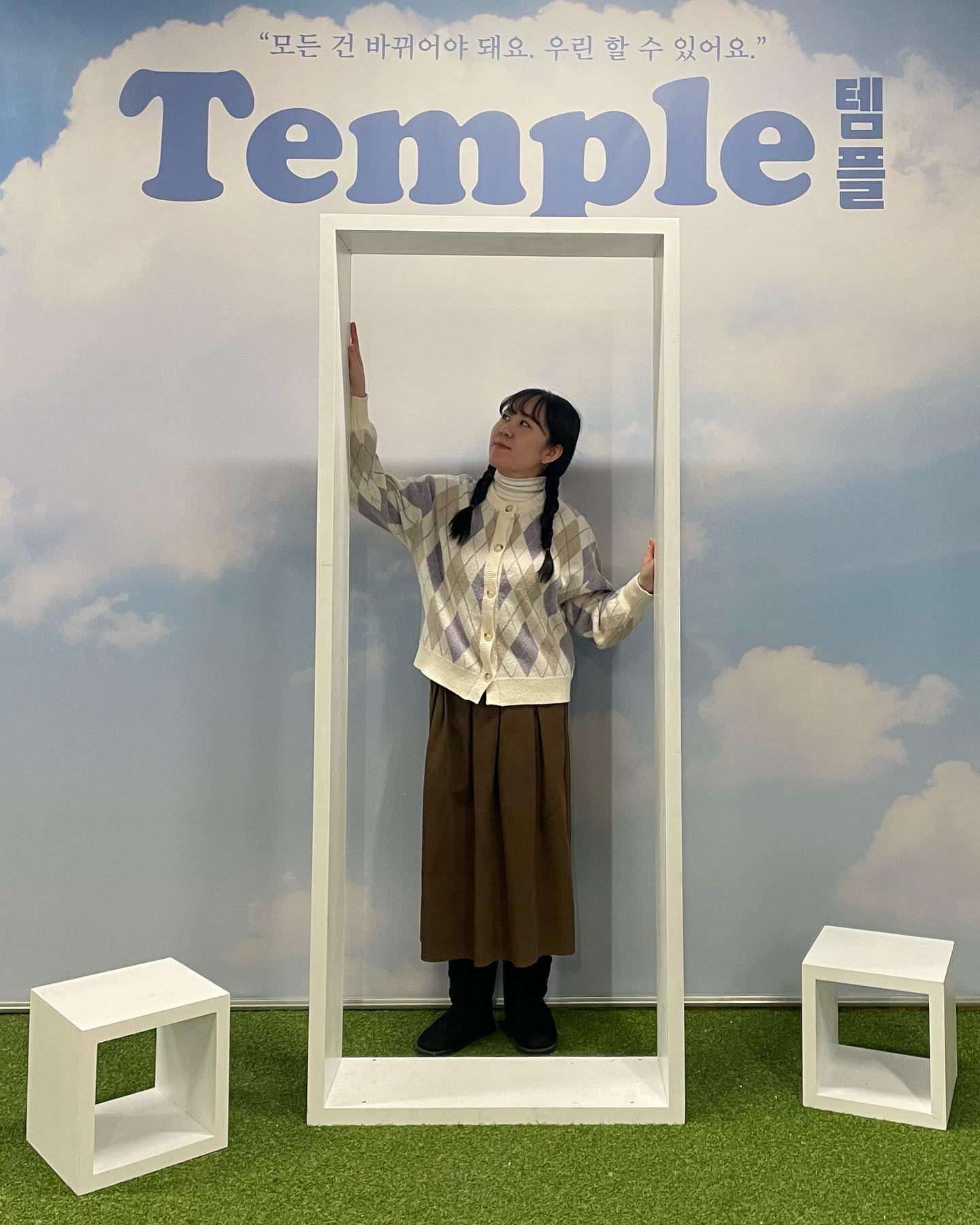 내 인생 연극이 되어버린 템플 💛

목소리로 전해지는 감동에, 몸짓으로 전해지는 감동이 더해져
오랜 여운과 함께 눈물을 흘리게 했던 작품

자폐아 연기를 보여주는 3명의 템플역의 배우들을 보며
그 연기 뒤에 얼마나 수 많은 연구를 했을지
가늠조차 안되어, 보는 내내 존경스러운 마음이 들었다.

템플 그랜딘의 엄마 역을 연기하신 flexible_yooyeon 유연배우님을 보며 따뜻한 마음에 , 그리고 한발 한발 내딛는 템플을 향해 외치는 대사 하나하나가 나의 마음 깊은 곳에 와닿아 눈물이 많이 났던🥺

너무나도 좋은 작품을 만나게 되어 참 좋았다 🧡

결코 넌 혼자가 아니야.
믿음은 두려움을 극복하게 하니까.
사랑은 누군가 성장하기를 바라는거야!

#템플 #연극템플 #템플그랜딘 #templegrandin #temple
#박희정 #김주연 #김세정 #혜화 #대학로 #관극기록#연극#뮤지컬#musical #뮤지컬과 #연극영화과 #관극 #공연