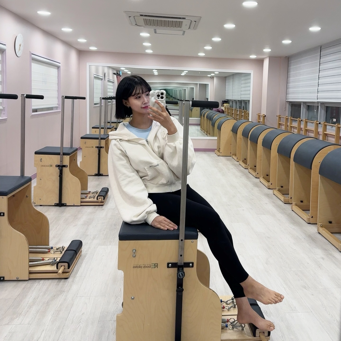 2024.01.11
오운완🏋🏻‍♀️

어제와 같은 옷 처럼 보이겠지만 후집빼고 다 다른 옷 맞슴돵🤨

#헬린이#헬응애#헬린이그램#다이어트#헬스장#운동#식단#운동일기#운동복#헬스타그램#필라테스#협찬#일상#daily#오운완#운동하는여자#운동기록#운동소통#운동스타그램#운동하는직장인#헬스녀#아이폰15
