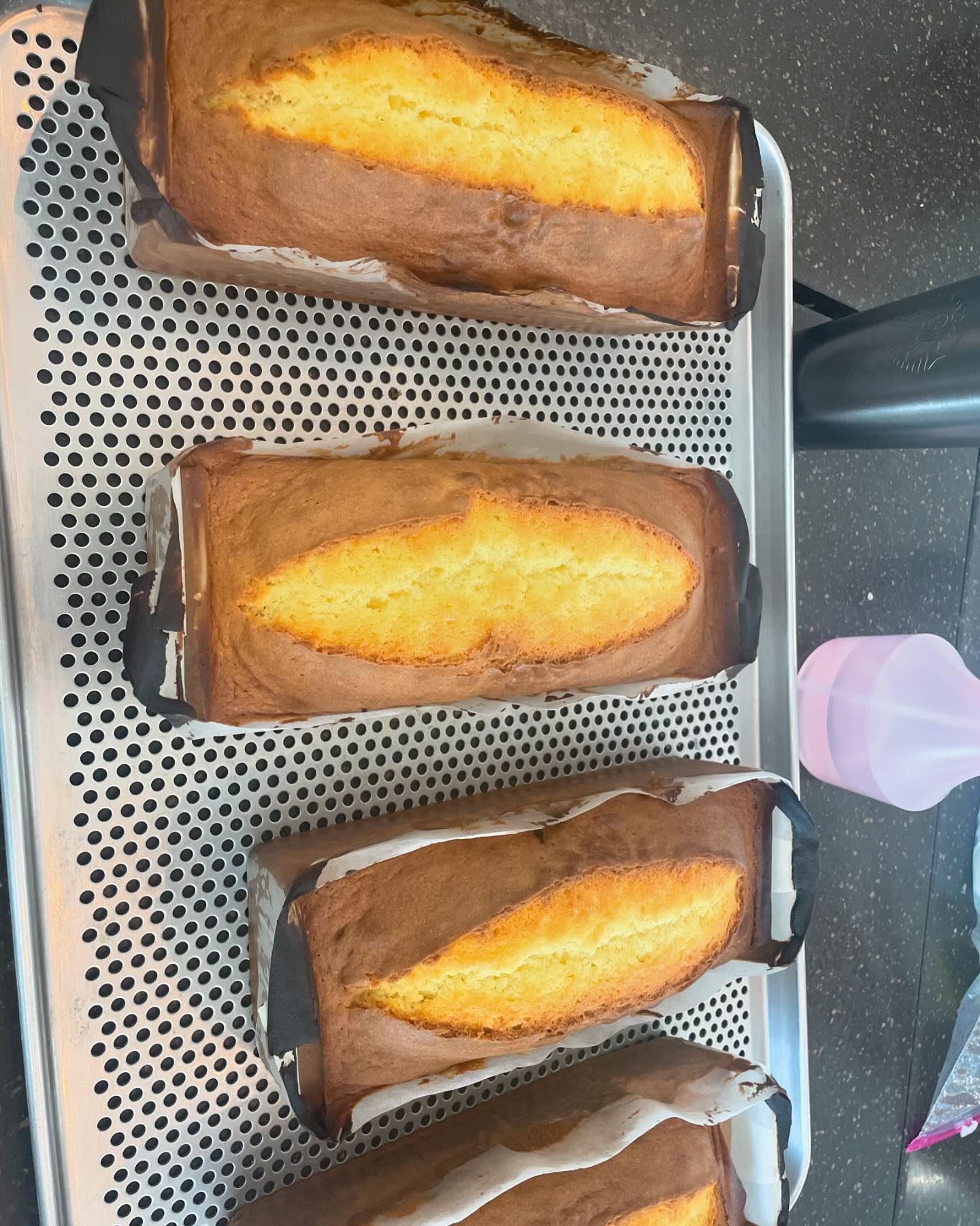 어제 파운드케익🤤
내꺼가 잴로 못생기게 나와따리 🤣🤣🤣
#베이킹#제과는재미있으#파운드케익#갈길이멀다#할수있숴