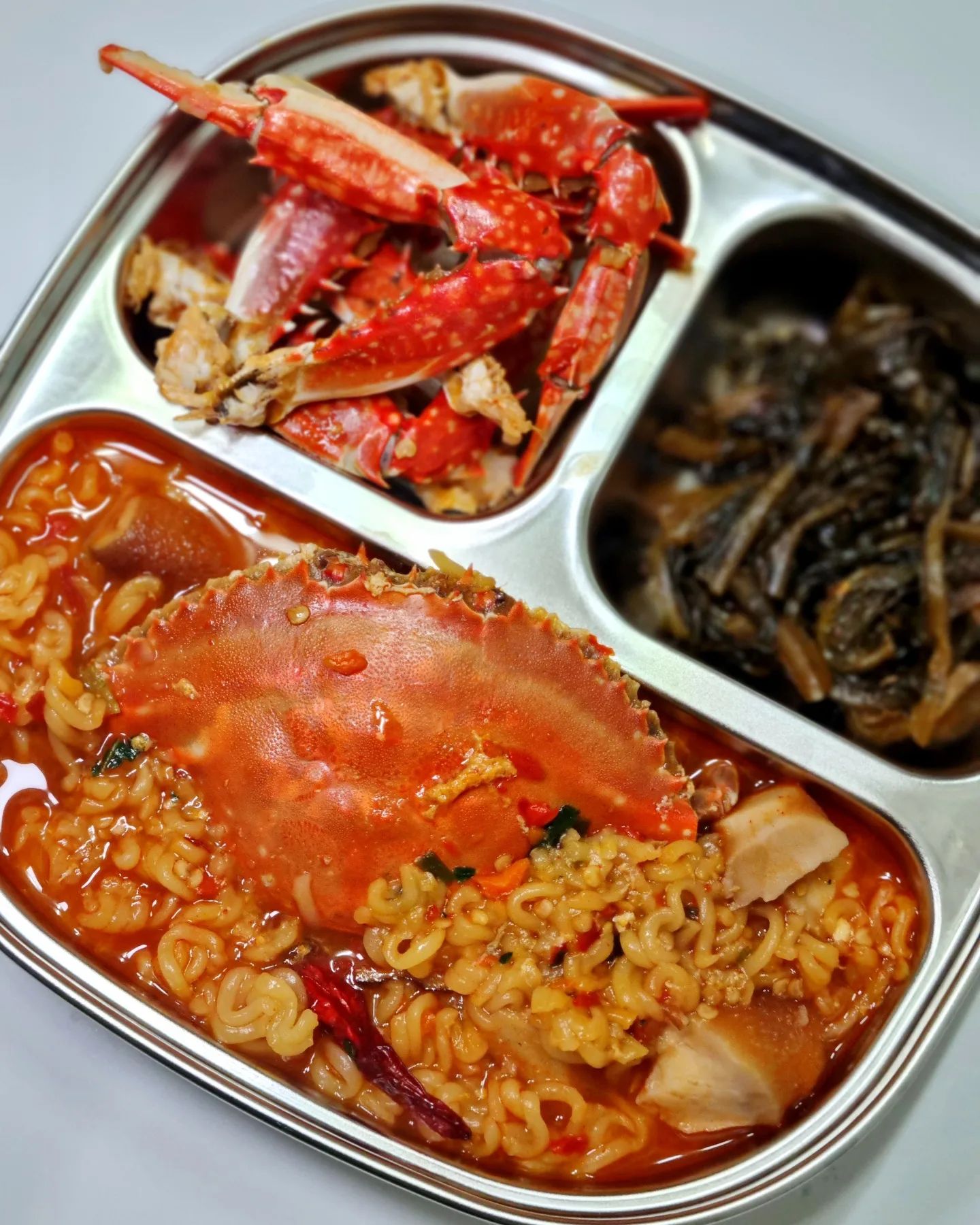 #챈이네
.
.
모셔놨던 암꽃게 넣고 라면냠냠🦀
집게다리 모아 와그작와그작 씹어먹고
아니 근데 왤케 바쁘죠,, 인스타 잊엇,,
.
.
#챈이네집밥 #집밥레시피 #쉬운레시피
#식판밥 #어른식판밥 #꽃게라면 #게라면
#혼밥메뉴 #메뉴고민 #집밥메뉴 #자취생혼밥
#koreafood #foodie #집밥 #선팔맞팔