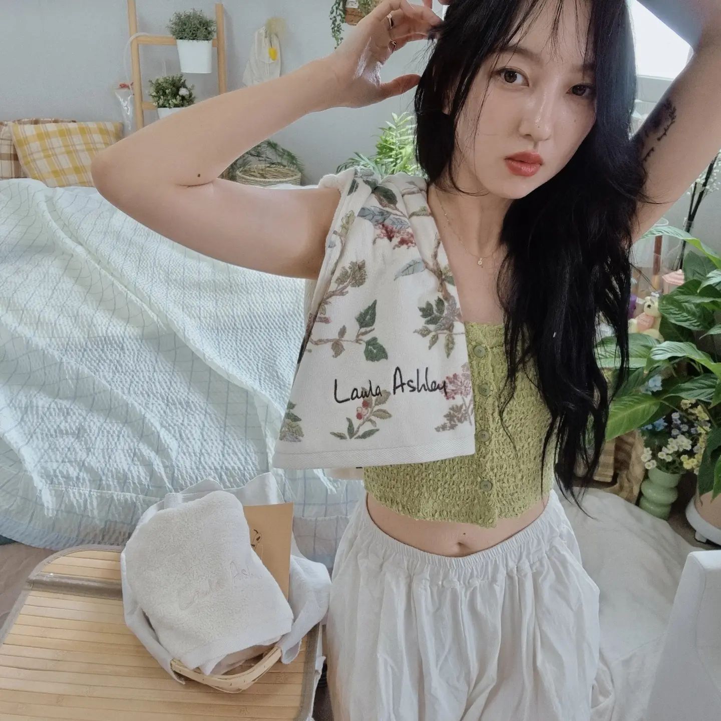 #협찬 lauraashleyuk lauraashley_korea
내가 오느른 수건 곰돌이 만드는 법을 아르켜주께🧸
(콩닥이 템빨인건 안 비밀🤣) 
결혼 6년차로 또 한번 집 수건 교체시기인데 질감과 두께감, 그리고 디자인까지 딱 찾던 수건을 찾았어요🤍🐦🌿🌼 우리집 욕실도 빼꼼 유럽 가정집 분위기 속으로 퐁당⛲️🏡🪞
#로라애슐리
.
.
🛋70년의 역사와 전통을 자랑하는 글로벌 홈퍼니싱 브랜드 영국 전통의 로라애슐리
🌸은은한 베이지 바탕에 그리너리한 포근함으로 이국적인 분위기를 연출해 주는 로라애슐리 오리지널 패턴
🧺100% 순면 60수로 부드러운 촉감과 피부 자극 최소화
🧸반복적인 세탁에도 부드러움을 오랫동안 유지하고 두께도 거의 줄어들지 않는 내구성과 볼륨감
🪞프리미엄 코마사 원단으로 제작 과정 중 섞여있는 짧은 섬유 조직과 먼지, 불순물 등을 제거하고 섬유조직을 정렬하는 코밍과정을 마친 최고급 면사
👛100% 선염 작업으로 색상이 고르고 선명하고, 세탁시 물빠짐이나 이염 현상이 적음
🛏18g의 도톰한 중량으로 흡수력이 좋은 고중량 타월 
🌼유럽 친환경 섬유품질인증인 오코텍스 스탠다드 인증
🫧알러지성 원료 불검출, 유해물질 불검출, PH기준 적합 품질 테스트 완료

#타올 #수건 #고급수건 #호텔수건 #코마사 #수건곰돌이 #수건접기 #수건예쁘게접는법 #고급타올 #신혼부부 #집들이선물 #아기있는집 #유럽감성 #홈인테리어 #플랜테리어 #코지감성 #좋아요반사 #맞팔은디엠 #댓글소통