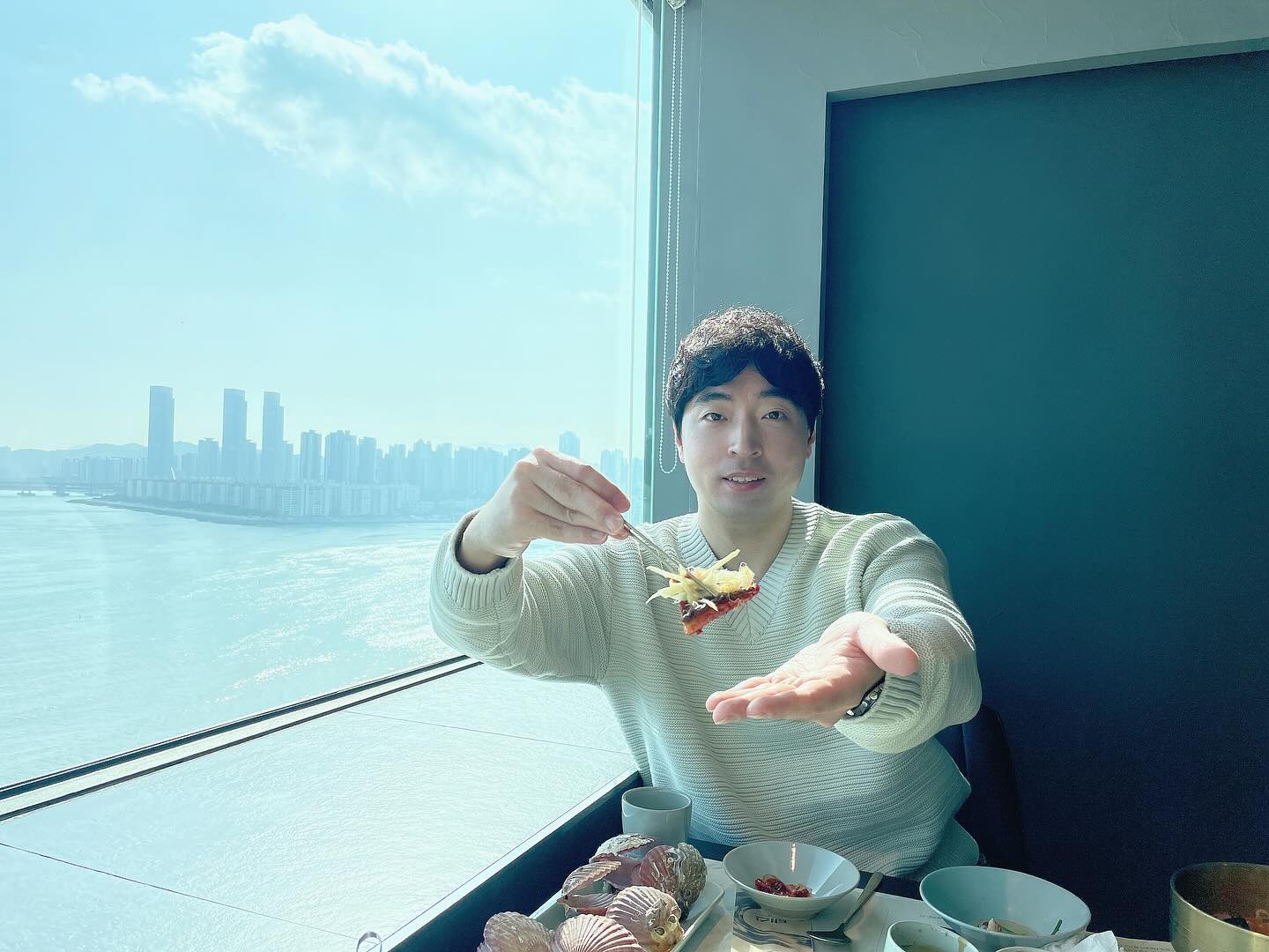 몸보신하는데 🙀🙀이보다 좋을 수 없는 장어! 
스테미너의 절대강자 장어! 👍🏻
지금까지 먹어본 장어랑은 비교 불가!! 🙅🏻‍♂️
성인 팔뚝만한 💪💪어메이징한 크기 
탱글탱글하고 부드럽고 담백한 강화도 갯벌장어!
광안대교가 🌉 눈앞에 펼쳐지는 프라이빗룸에서 
기념일/상견례 등 중요한날 💫오시면 잊지못할 장소!
기본세팅이 전복육회/전복구이/전복죽/홍가리비 
마무리는 전복라면/장어탕밥의 🍜🍲
구수한 맛으로 끄윽! 
#협찬 
🌟부산 수영구 광안해변로 263 파로스 17층 태산장어🌟

#부산장어맛집 #부산장어구이 #광안리데이트 #광안리데이트코스 #광안리데이트추천 #광안리데이트장소 #광안리여행 #광안리가볼만한곳 #광안리장어구이 #광안리장어맛집 #광안리밥집 #광안리회식 #광안리카페거리 #광안리카페맛집 #동방오거리 #동방오거리맛집 #벡스코맛집 #맛집 #맛스타그램 
eel_taesan