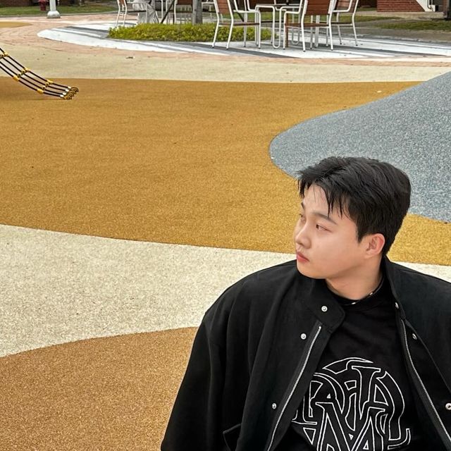 찬 형 ☻ 데일리룩 남자패션 on Instagram: "#협찬 삼각대랑 용산공원 데이트🦮 @1rony9orno_official 에서 ‘86-IRO233 [비건스웨이드] 하프 스트링 피쉬테일 스웨이드 자켓(블랙)’을 제공받았습니다.