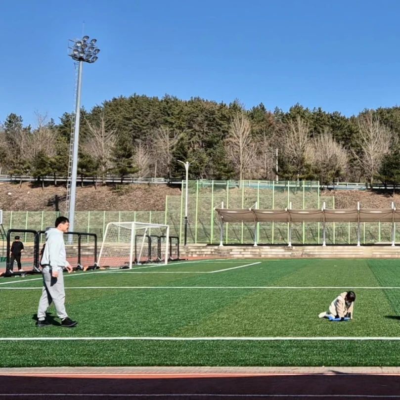비운의 여주인공인줄 털썩

다리 힘을 기르자.

#기록 #주말 #운동 #배드민턴 #체육 #아빠랑딸 #이러고논다

신나게 놀고 집에와서 둘이 싸움..