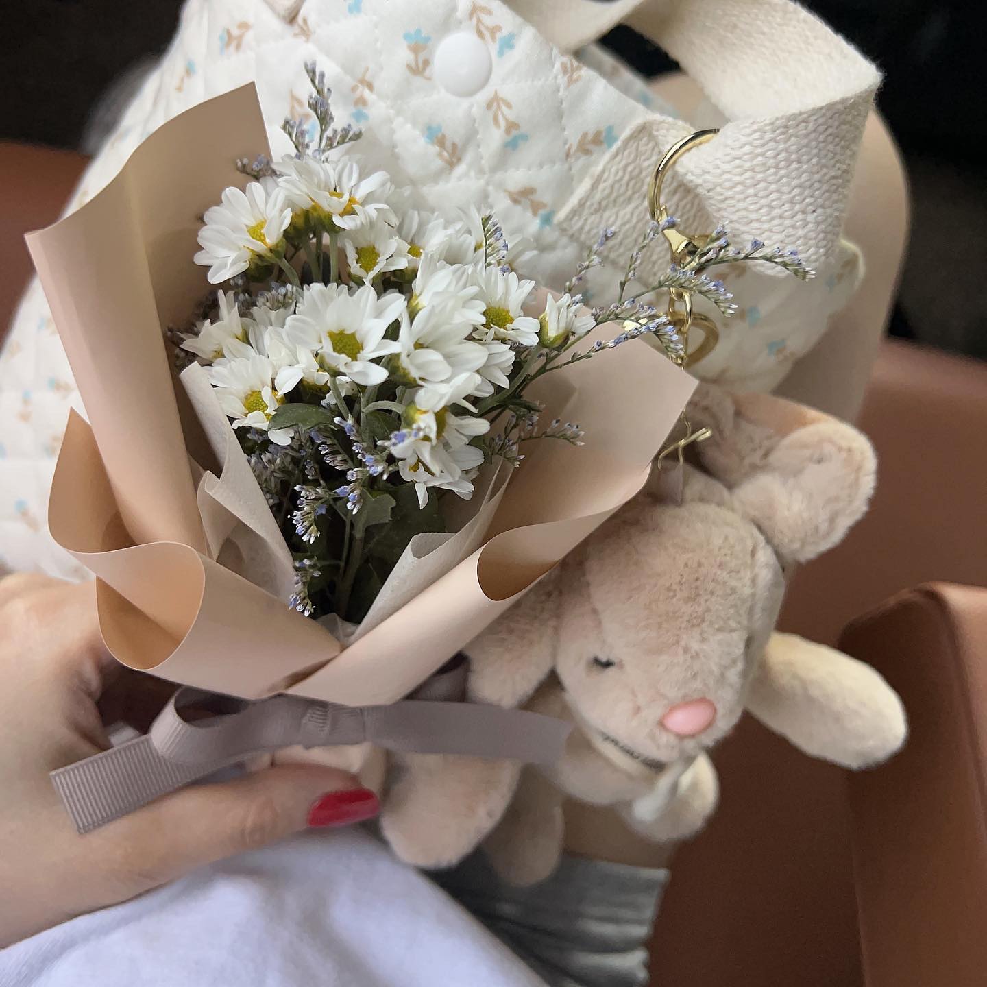할머니 만나러 가는길🤍
#요니의일상 #추모관 
#대지니도함께