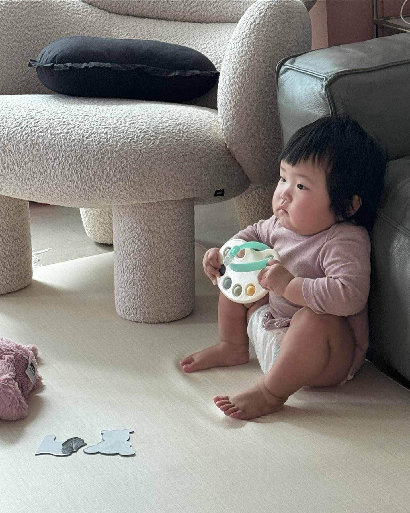 인생 2회차 베이비👶🏻
고민있나요? 
엄마랑 눈 마주치면 봉인해제 🥰

#12개월아기 #토끼띠아기 #딸맘
#미쉐린베이비 #둘째는사랑입니다 #비글딸 
#아기가있는집