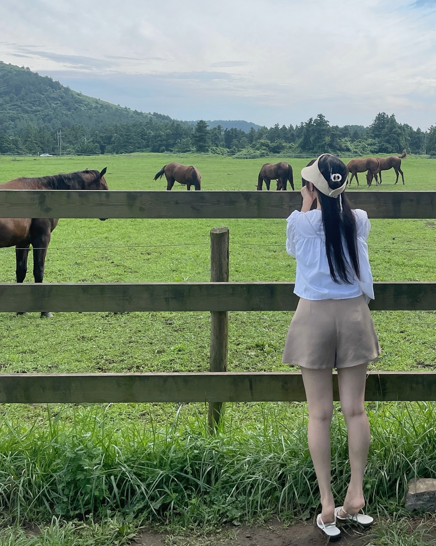 까치발로 말 구경하기 🐴 

#제주 #제주여행 #제주도 #성이시돌목장 #제주카페 #jeju #jejuisland #daily #ootd #fff #selfie #selca