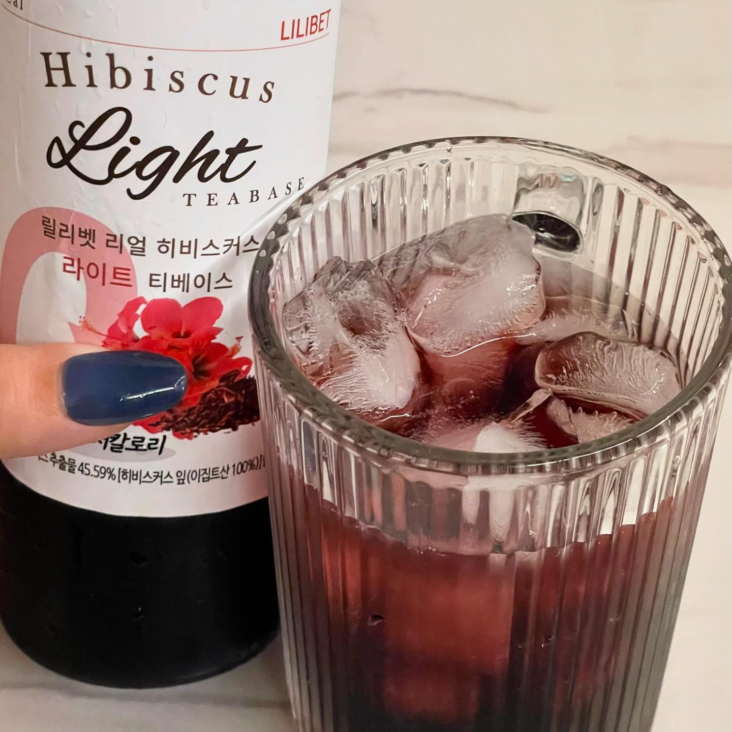 #협찬 jeonjucoffeefactory
[아오아오커피 _ 릴리벳 히비스커스 라이트 아이스티 농축액]
내가 애정하는 히비스커스티 🩷 
최초로 저당/저칼로리라 라이트하게 마실 수 있고,
무방부제, 무색소, 무합성첨가물로 
안심하고 먹을 수 있는 아이스티예요 :)

적당한 산미와 고급스러운 단맛, 
깔끔한 마무리감을 느낄 수 있어 요즘 자주 먹는 티!
진한 맛과 향이 가득하며 우려내는 기다림 없이 
원하는 만큼 희석하면 바로 즐길 수 있어 간편해요 :)

#히비스커스 #저당시럽 #아이스티 #히비스커스차 #허브차 #아이스티시럽히비스커스앤로즈힙 #히비스커스블랜드 #히비스커스시럽 #히비스커스티 #히비스커스허브차 #아이스티시럽 #저칼로리아이스티 #히비스커스아이스티 #아이스티농축액 #아이스티원액 #히비스커스원액 #아오아오커피 #저칼로리