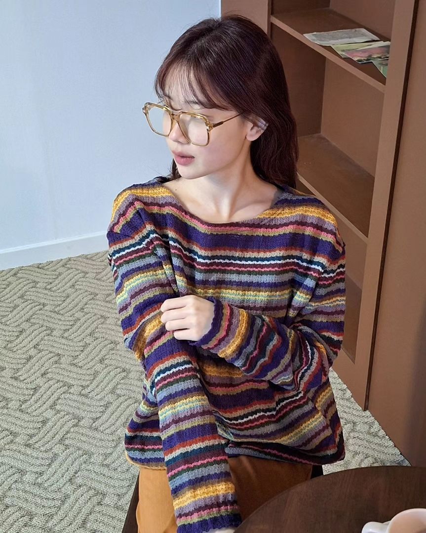 복잡하고 어려운 23년 11월 끝을 보내고 있어요. 시작할 때의 마음을 다시 살피니 생각보다 더 거침없고 큰 열정이 함께 했고, 2년 이상의 수많은 지침에도 무시하자 그렇다고 휴식이 맞는 성격은 아니니까 밀고 나가자 하며 달렸네요.
이 경험으로 큰 깨달음을 얻었어요. 무작정 달리다 내가 이렇게까지 망가질 수 있구나.. 한계라는 걸 넘어선 내 진짜 날 것의 모습. 환경도 조건도 아무것도 받쳐주지 않아도 내 열정으로 다 해결할 수 있을 거라는 자신감이 틀렸다는 걸 마주했을 때의 기분.

 예전에는 돌아오는 것이 전혀 없어도 큰 기회이자 영광이라 여기며 매일을 바쁘게 지냈어요. 그렇게 짧고 굵은 시간이 지나고! 몸도 마음도 상처에 실망에 지침에 범벅이 되었네요. 안그래도 모든 게 감사한 성격이라 해맑았던(사기도 잘 당하는.. 전단지 거절 못하는....) 저에게는 엄청난 사회기도 했네요. 좋은 의미로도 나쁜 의미로도 겪었지만 결론은 전부 다 제게 거름이 되겠죠. 그 당시의 큰 기회들은 어느순간 지금 제게 작아지고 더 큰 기회들이 나타나게 되었어요. 2년간의 노력이 보이는 듯하네요 :)
 상상도 못한 규모의 기회가 찾아왔어요! 누군가에게는 별 것이 아닐 수 있겠지만, 적어도 나에게는 말이죠 ㅎㅅㅎ 점점 커지는 제의가 놀랍기도 하고 두근두근 떨리기도 한답니다.

 초중반까지는 몸과 마음을 태워가며 과하게 움직일 수 있었으나, 그것도 어느정도라는 게 있더라고요? 하하. 머쓱머쓱.. 그래서 쉬려고 합니다.
 몇 번은 억지로 했었던, 또 몇 번은 원망스럽기도 끔찍하기도 했던 인스타그램. 작업 포트폴리오 외에 모든 활동을 잠정 무기한 휴식을 시작하겠어요🙂

 응원이 되는 댓글과 메세지 매번 남겨주시는 분들 덕에 조금 더 버티고 조금 더 큰 깨달음을 얻었다고 확신해요. 모든 분의 반응 하나씩 다 답하지 못함에 죄송하고 모두 멋진 영향력으로 저를 성장시켜주셔 영광이었어요.

 언젠가 돌아온다면 더 멋지고 좋은 영향력 얻을 수 있는 사람이 되어 오겠습니다!

 미리 23년 수고하셨습니다 24년 새해 시작 무겁거나 부담스럽지 않게 시작하시고 복 많이 받으세요 🙇‍♂️