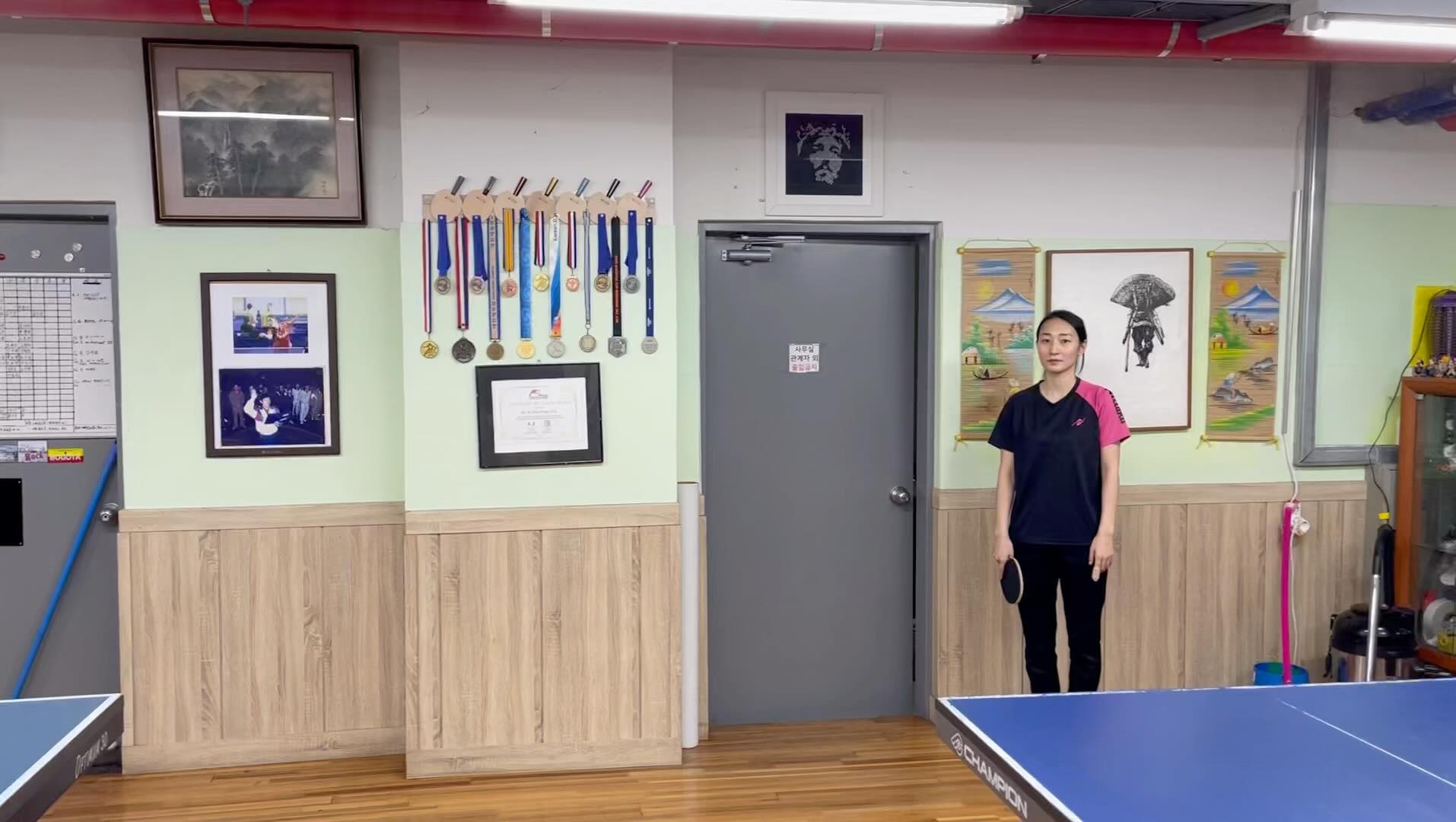 오늘도 우당탕탕 대학교 선수 모여랏🏓

선영언니 임용시험 준비한다고 다같이 의기투합! 실전 실기시험처럼 연습을 해봄 근데 서로 얼굴만봐도 웃겨서 연습이 된건지 조금 의심이 되네🤷‍♀️

다들 오랜만에 같이 탁구를 치니 선수시절이 떠오르면서 옛추억에 잠겨버려서 연습보다 수다를 더 많이 떨어버렸어요…?
.
.
.
#버터플라이연락주세요 butterflyttofficial 
#대학교선수 #탁구선수 #탁구 #pingpongplayer #pingpong 
#🏓 #tabletennis