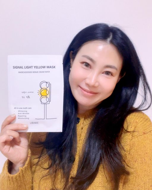 안녕하신가영🙋🏻‍♀️ on Instagram: "#협찬 #제품제공받음 . . 이번 오사카 여행 가방에 일등으로 챙긴건 무엇일까요???? 바로바로 옐로우 마스크팩인데요💛 오사카