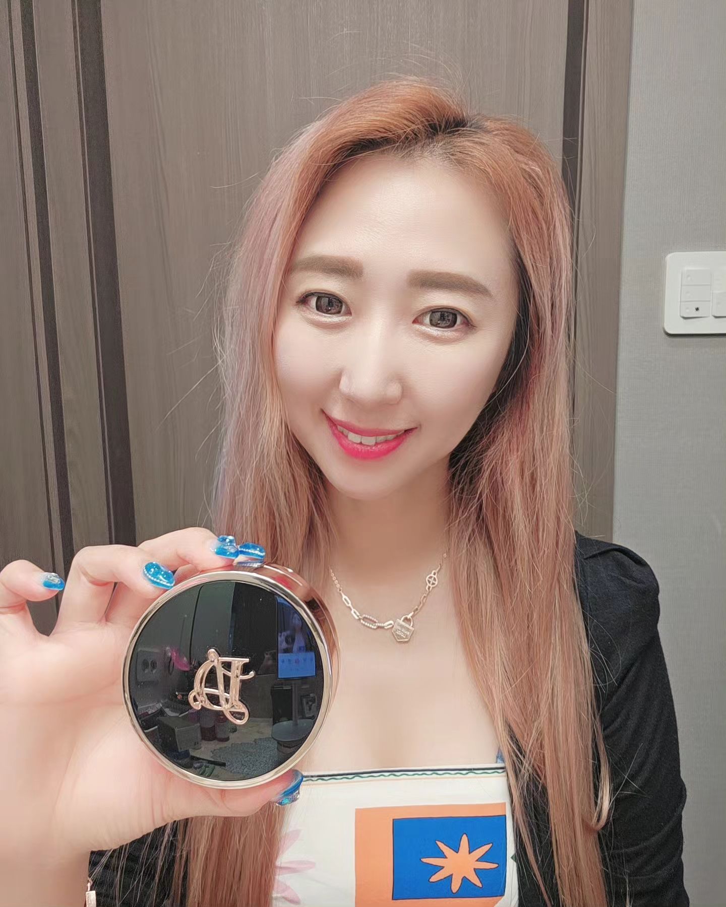 #협찬 LD 루미너스 UV 앰플 쿠션

쿠션만 쓰는 쩡이!!*^^*
이번에 받은 LD 루미너스 UV 앰플 쿠션~💕
특별한 원료와 기술력으로 모공과 잔주름을 완벽히 커버해주고
제가 피부가 지성에다가 밸리 하다보면 땀도 나거든요~😭
운동하다보면 항상 화장 무너지는데요😱
루미너스 쿠션은 
땀이나 물에 무너지지 않는 쿠션!! 완전 제꺼다요 ㅎㅎ👏
광택은 물론 커버력도 짱이거든요~👍
광택의 비결은 8종류의 히아루론산이 함유되어 촉촉함을주고
뿐만아니라 특허받은 원료 2가지가 자극을 없애주고 
주름개선과 탄력에 도움을 주고 동물성 콜라겐이 아닌 당근콜라겐으로
피부에 콜라겐 충전과 여드름성이나 트러블성 피부에도 안심하고 사용가능하답니다~🥰🥰
특히 여름에도 좋은 쿠션인게
버지니아풍년화 추출물로 자외선으로 부터 
손상받은 피부의 진정과 열을 식혀주는 탁월한 효과까지 있어서 말모쥬~😉 무조건 써봐야겠죠?😁

✔️5가지 꽃 추출물의 비타민 A,B,C충전
.
#여드름커버 #주름개선 #미백 #자외선차단 
#3중기능성 #SPF50+ #PA+++ #촉촉한_에어쿠션 #에어쿠션 
#팩트 #승무원쿠션 #앰플쿠션 #잡티커버 #모공순삭 #주름순삭 #수분쿠션

#좋아요 #좋아요그램 #좋아요환영 #좋아요반사