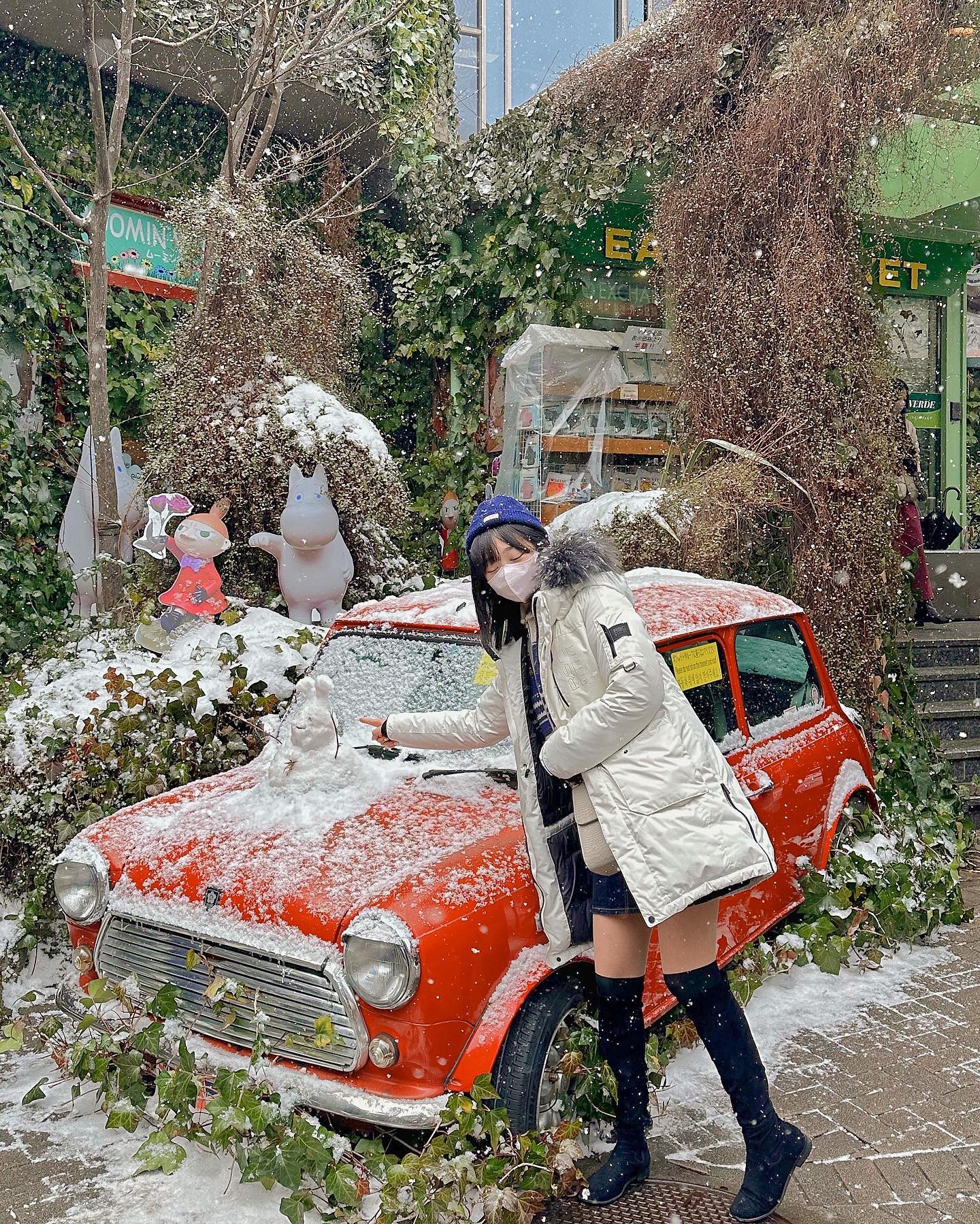 ❄️눈 내리는 유후인은 동화 그 자체☃️❄️
📍일본 유후인 #플로랄빌리지 #湯布院フローラルビレッジ
⠀
겨울에 후쿠오카, 유후인 여행을 간다면 필수로 들러야하는 곳✨
⠀
✅영화 ’해리 포터‘시리즈 배경의 모티브가 된
영국의 코츠월즈 지방을 재현한 테마파크
⠀
✅마법사를 상징하는 부엉이 마스코트와
유럽풍의 상점들로 마법 마을에 온듯한 분위기
⠀
✅여러 소품들로 잘 꾸며져 있어 어디든 포토 스팟
⠀
고양이 좋아하시는 분들은 꼭꼭 빌리지 내에 있는
🐱체셔 고양이의 숲 카페🐱 가서
냥냥이도 보고 디저트도 즐기기🩵
⠀
___________________________
⠀
⠀
📌더 자세한 리스트는
a.precious_day 팔로우 해두고
일본 여행 정보 받기🩵🩵🩵
⠀
___
#일본여행 #일본여행준비 #후쿠오카여행 #유후인여행
