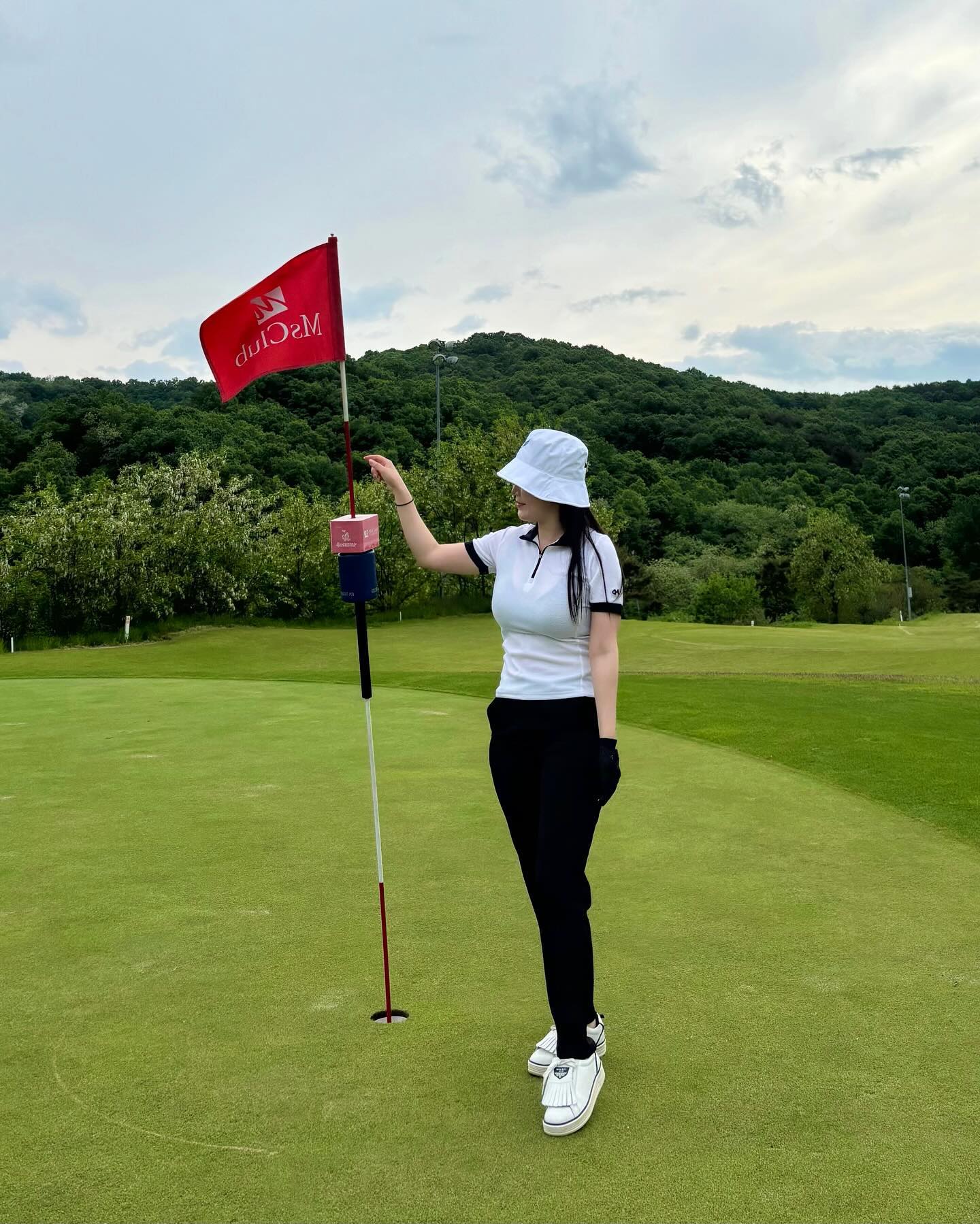 #광고 

amico_golf_ 
 

데일리룩으로 찰떡인 신축성 좋은 소재로 편하게 입을 수 있는 아미코 신상 반팔티 & 다리가 길고 날씬해 보이는 하이웨스트 일자핏 팬츠 착장했어요 편하고 예쁘고  착용 속옷까지 아미코 제품으로 무봉제 노와이어로 군살 없이 편안한 착용감 최고 

아미코 골프웨어와 즐거운 라운딩되세요⛳️💚

#골프패션#골프웨어#아미코#여름라운딩#골츠웨어추천#골프패션#라운딩룩#커플골프#골프모자#골프티#골프바지#골프스타그램 #버킷햇#의성엠스클럽#의성라운딩#스포츠속옷#골프속옷