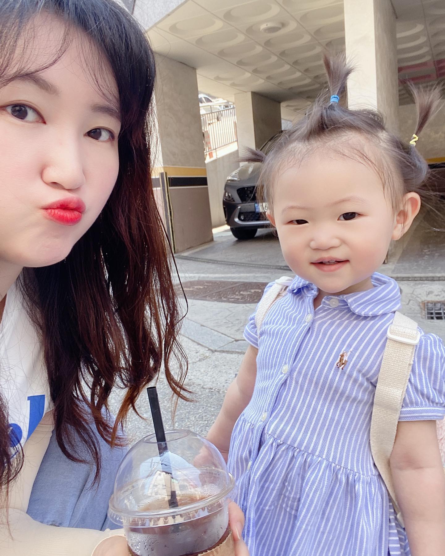 *
출산 후 날 만나기 위해 아기 장난감 사들고 집으로 여러번 찾아와 준 친구도 있었더랬지......
하지만 오늘은 또다른 친구를 만나러 아기데리고 집을 나섬 ㅋㅋㅋ😆😆

이렇게 오래 못 본 건 처음인데 연락이 없어도, 내가 외출 가능할 때까지, 아기가 충분히 클 때까지 묵묵히 선물 기프티콘만 보내며 날 기다려 준 그 친구가 너무 고마웠다

동네 친구라 친정에서 자고 올 요량으로 아기 애착인형까지 야무지게 챙겨 길을 나섬!!👍👍

먹고 싶은 디저트에 커피까지 사주고 날 위해 스케쥴 맞춰준 친구에게 넘 고마울 따름 ㅜㅜ 거의 16개월만에 친구를 만나니 눈물이 날 지경이었다(하지만 안 욺^^)

살찐 나를 배려하면서도 살찌긴 했다고 말해 주며 다이어트에 대한 정보를 가감없이 나눠주고 격려해 주는 찐친 ㅋㅋㅋㅋㅋㅋ

오랜만에... 나는 뽀끼엄마가 아닌 정다은이었다🥰
장꾸미로 유명했던 중학생의 나로 잠시 돌아간 기분...?
그 당시 그 친구에게 나는 장도연같은 엄청난 친화력의 개그우먼 친구라고 하더라 ㅋㅋ 그 친구는 여전히 말수 적고 소녀같았다😊 또 나만 철부지지 후.....

30대가 된 나는 냉소적으로 변했지만 잠시 내가 다시 깨발랄해져서 오랜만에 나다운 시간이었던 것 같다 

오랜만이었어 다은...!☺️