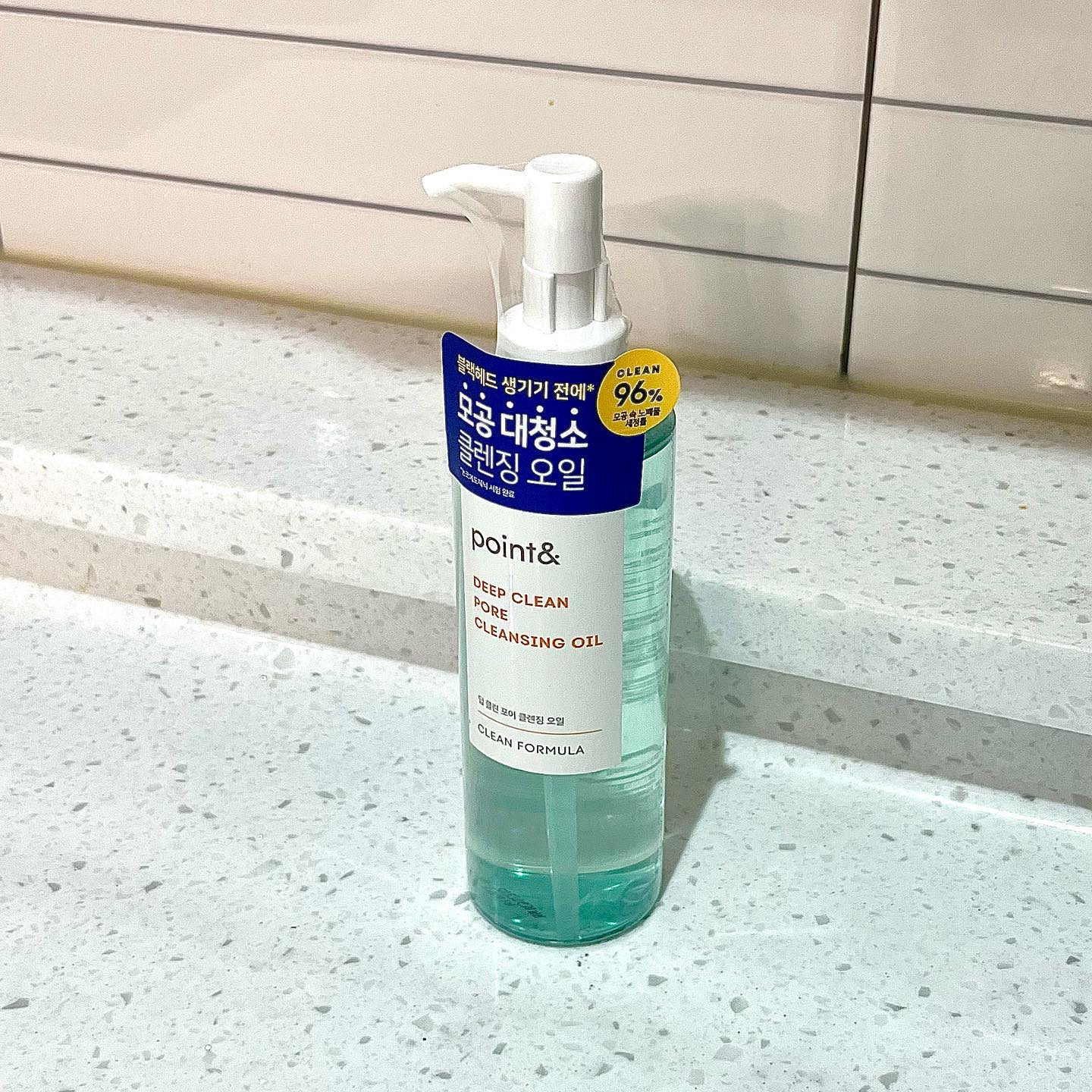 #협찬 #올리브영
포인트앤 딥 클린 포어 클렌징 오일 🫧🧼

⠀⠀
31년 클렌징 전문 브랜드 포인트앤과의 첫 만남
제품 패키지부터 깔끔한 하늘색이 사용되어
투명하면서도 맑은 느낌을 더해준다 ~!

#클렌징오일 이름부터 ‘오일’인데도
미끌한 느낌보다는 물과 더 가까운 텍스쳐
덕분에 피부에 올렸을 때 사용감이 매우 가볍다.
물처럼 흐르는 듯한 제형에 데일리로 딱

테스트를 위해 손등에 립 제품들을 도포,
착색력이 우수한 제품들을 사용했는데도
오일 마사지 몇 번 만에 깔끔히 지워지는 모습 💦

선크림이나 두꺼운 베이스, 색조 메이크업도
피부에 자극 없이 화장을 말끔히 지울 수 있다🧼
모공도 청소해주어 블랙헤드 제거까지 깔끔하게!
순한 제품으로 민감성 피부에도 추천 또 추천

#올리브영 입점 기념 이벤트 (7/22 - 7/28)
온라인몰에서 기간 한정 할인 & 증정 이벤트 중!
⠀⠀ 
⠀⠀
-
Copyright 2024. 𝐦𝐚𝐧𝐧𝐲𝐚𝐦𝐨𝐨
All rights reserved.
⠀⠀

#포인트앤 #올리브영세일 #올리브영 #올리브영클렌징오일 #올리브영추천템 #클렌징오일 #클렌징오일추천 #딥클린포어클렌징오일 #모공클렌징오일 #포인트앤클렌징오일 #올리브영추천 #블랙헤드클렌징오일