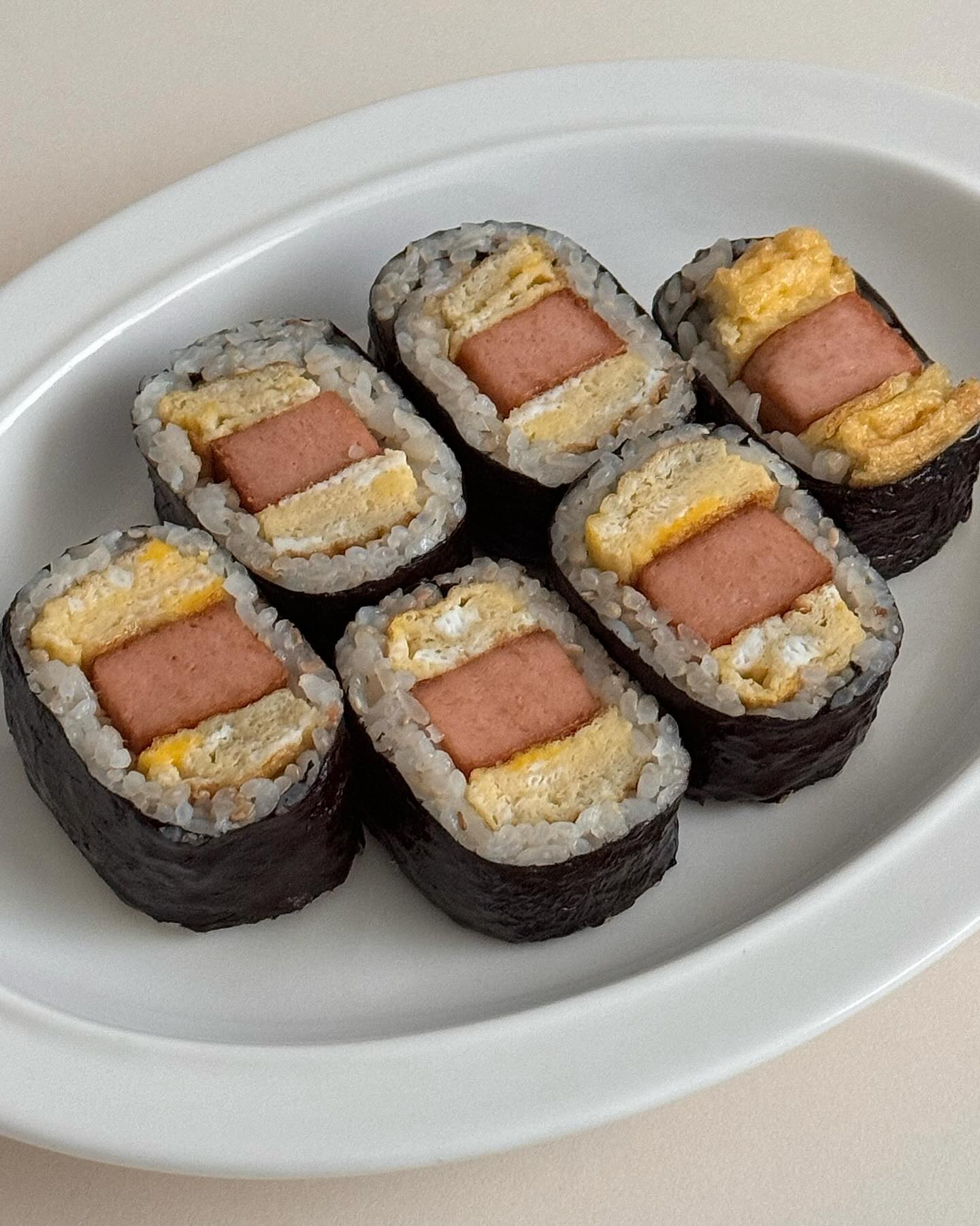 No햄김밥🍙

1. 베러미트 식물성 런천에 뜨거운 물을 부어준 후 
두툼한 크기로 잘라주고 굽굽
2. 달걀말이도 만들어주고 (달걀 2개 사용) 
둘이 비슷한 두께로 잘라주세요
3. 밥은 참기름, 깨소금으로 간을 해주고
4. 반으로 자른 김밥김에 
밥-달걀말이-베러미트-달걀말이 순으로 
올린 다음 말아주면 끝 (마무리는 참기름으로 쓱~)

잇츠베러 갈릭아이올리 마요네즈랑 함께 먹으면 더 꿀맛🤤
.
.
.
#홈쿡 #김밥 #스팸김밥 #온더테이블 #레시피