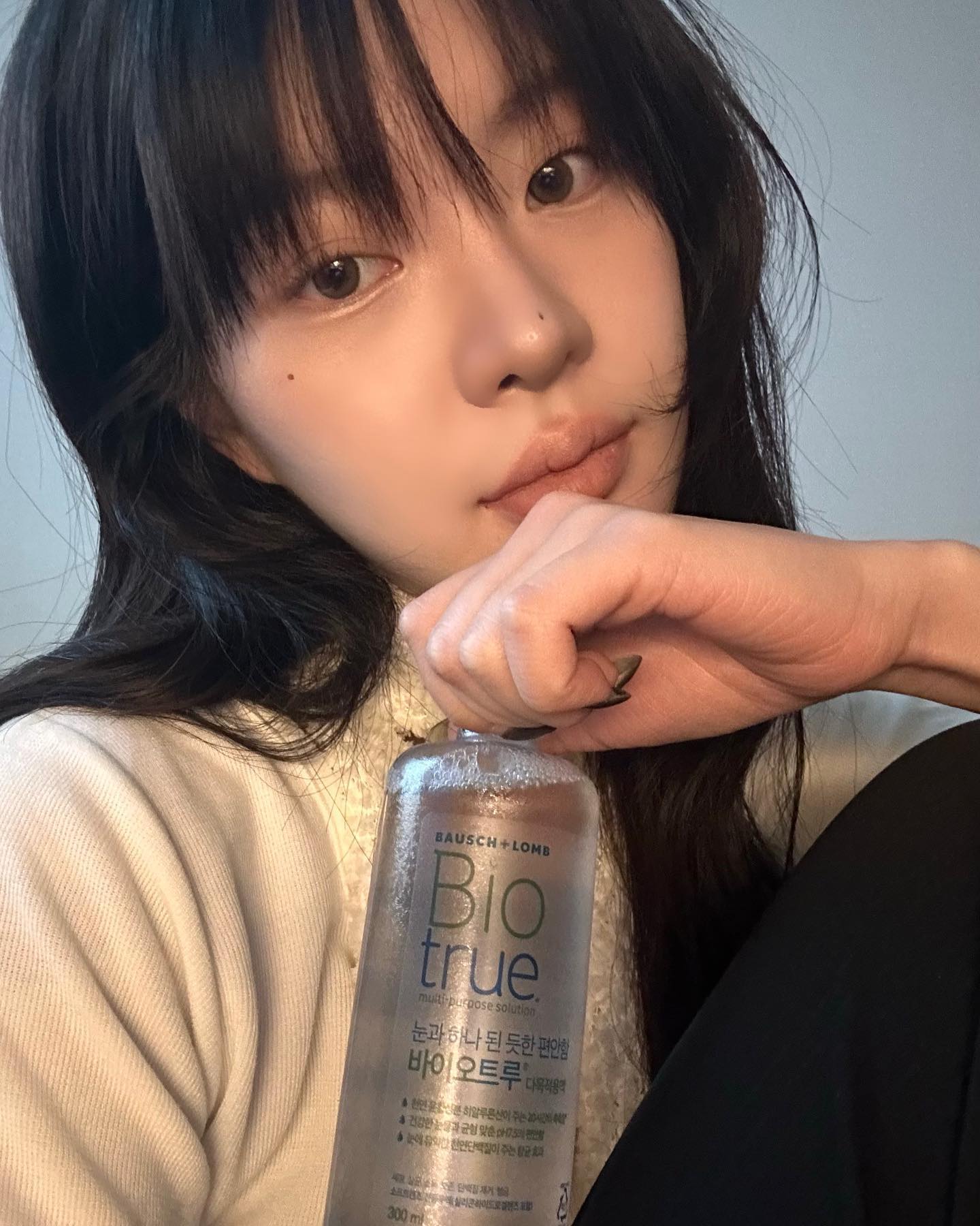 #광고 하루종일 렌즈끼는 렌즈녀가 눈이 촉촉해질 수 있었던 비법 전수

바이오트루 이런분들께 추천드립니다!! 먼저 저처럼 오래동안 렌즈를 끼시는데 촉촉하고 편안한 착용감을 원하시는 분, 눈의 건조함을 많이 느끼는 분 , 렌즈에 단백질 침착이 자주 되어 뿌옇게 보이시는 분 , 깨끗하고 깔끔하게 렌즈 관리를 원하시는 분.

바이오트루는 히알루론산 성분이 렌즈 표면에 20시간까지 남아 있어 눈의 촉촉한 습윤 상태를 유지시켜준다고 해요!🥺

그리고 건강한 눈물과 일치하는 ph 7.5까지.. 눈을 위한다면 이 정도는 챙겨줘야죠!!

또 하나 투명 보틀이여서 남은 용량까지 바로 확인이 가능하다고 하니 다써가면 또 바이오트루 해야겠죠?! 

제 촉촉한 눈 보고 가세요들 

#바슈롬 #바이오트루 #촉촉함 #렌즈 #렌즈관리 #렌즈세척 #투명보틀 #일상 #눈 #건강 #렌즈샤워 #촉촉 #뷰티뿔