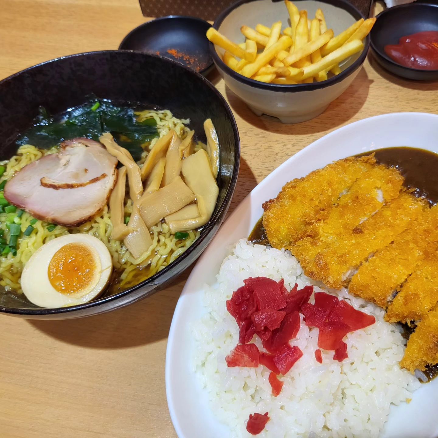 아침은 우석이도 좋아하는 라멘이랑🍜🍛🍟
줄서는거 싫어서 그냥 젤 가까운곳으로!

#신주쿠라멘 #도쿄 #도쿄여행 #tokyo #shinjuku #신주쿠 #신주쿠역 #신주쿠맛집