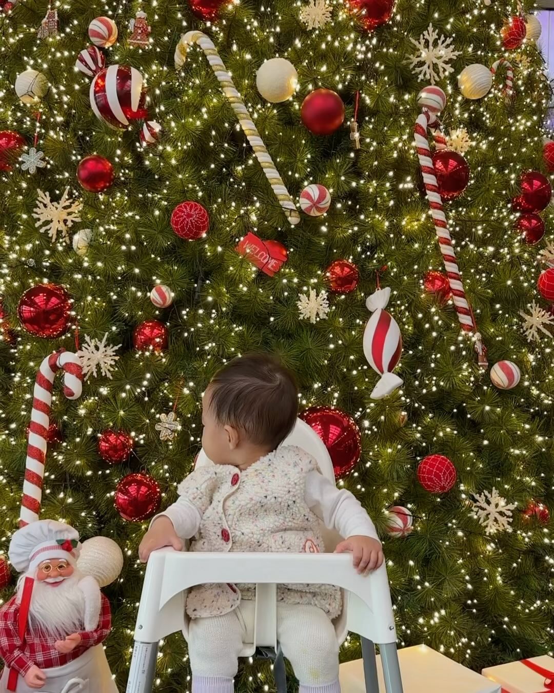 우리의 첫 크리스마스..🎄

일년 전 언니 배속에 딴딴이로 있었을 때
더현대 대형 트리보러 같이갔었는데,,,언제 이케 컸엉🥹
근데 하랑아.. 
할아부지인형 무서우면 보지마아😭

우리의 첫 클수마스..인생샷ㅎ (with폭풍오열)
그래도 많이 하랑해♥️