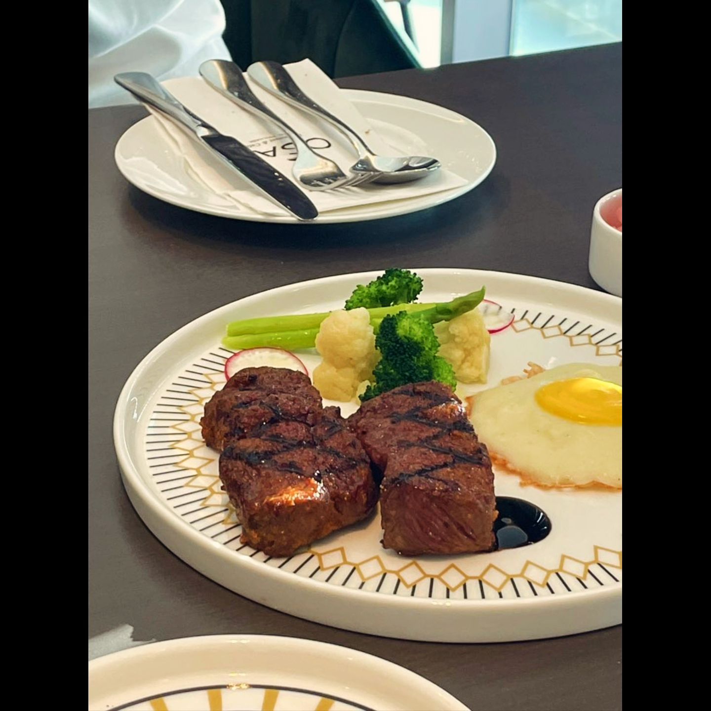 #협찬 #스테이크맛집 카페오세로 어서오세~
최근에 카페 오세라는 레스토랑에 방문했었는데요,
근처에 도착하자마자 유독 눈에 띄는 호텔 건물이 있었는데 그곳이 바로 카페 오세가 있는 곳이였습니다.☺️

건물 외관과 들어가는 입구부터 매장 내부까지 고급스러운 인테리어로 잘 꾸며졌는데요,
이런 멋진 공간에 아파서 누추한 상태로 방문 한 제가 참 부끄러웠답니다.🥲ㅎㅎㅎ
.
.
카페오세에서 [관자 오징어 먹물 리조또]와 [스테이크]를 먹었는데, 씹히는 질감과 꾸덕함 그리고 적당한 간이 있어 좋았고 스테이크의 경우 가격이 저렴한 편에 속함에도 불구하고 고기가 질기거나 별로인 점 하나 없이, 부드럽고 정말 맛있었습니다.
제가 레스토랑에서 제일 중요하게 보는게 스테이크인데, 개인적으로 아주 가성비 맛집이라는 생각이 들더군요.😊

게다가 이벤트까지 다양하게 하는것을 보고 근처에 살면 자주올만한 곳. 이라는 생각이 들었습니다. 
연인 뿐 아니라 공간이 넓어, 가족끼리 방문하여도 좋을듯 합니다.

.
.
#계양구맛집 #카페오세 #계양구청맛집 #인천맛집 #인천맛집추천 #인천레스토랑 #계양구파스타 #인천데이트코스 #인천레스토랑추천